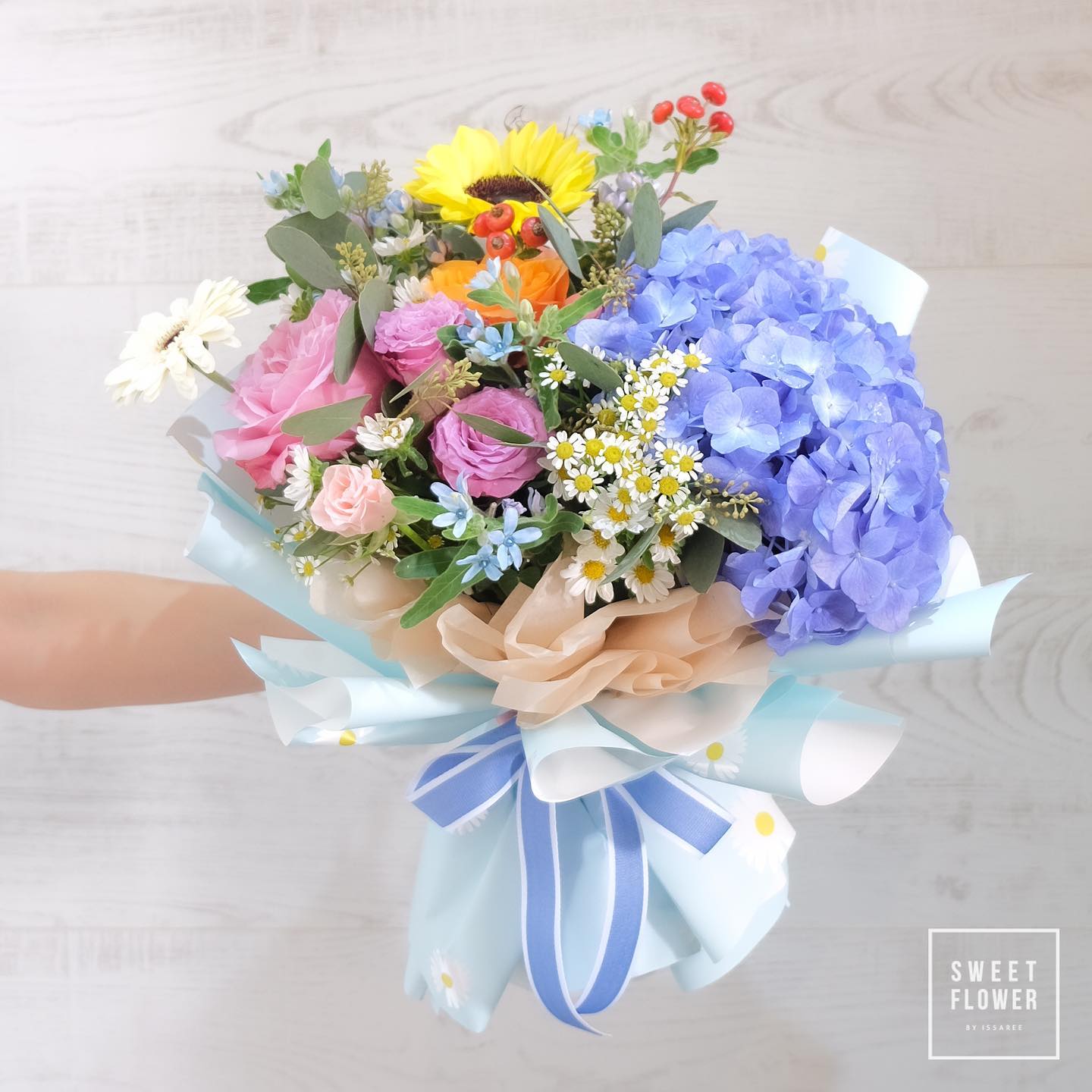 ช่อ หลากสี หวาน ดอกไม้หลัก ไฮเดรนเยีย กุหลาบ ทานตะวัน — ผลงานร้านดอกไม้ Sweetflower by Issaree