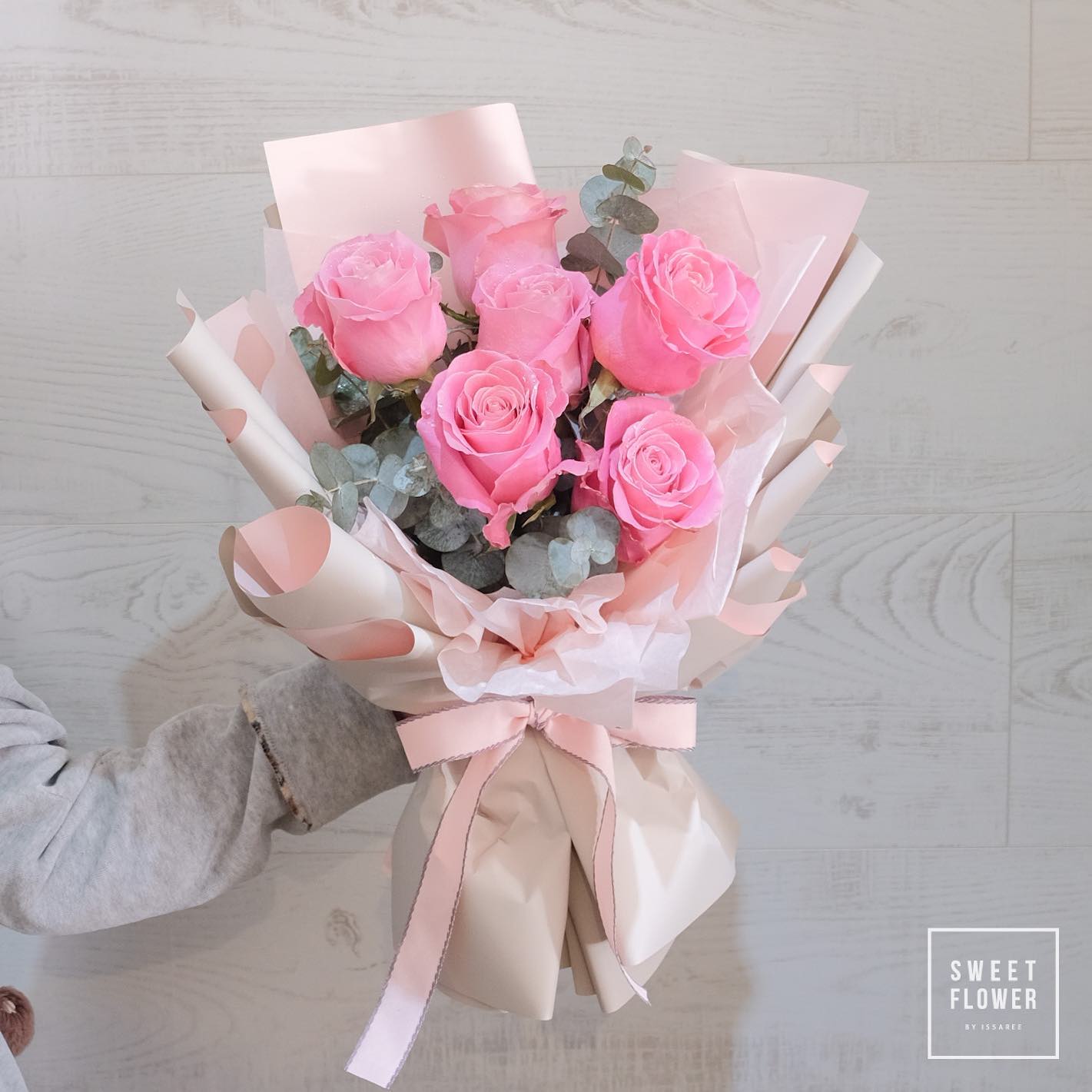ช่อ พาสเทล หวาน ดอกไม้หลัก กุหลาบ ยูคาลิปตัส/ใบไม้ — ผลงานร้านดอกไม้ Sweetflower by Issaree