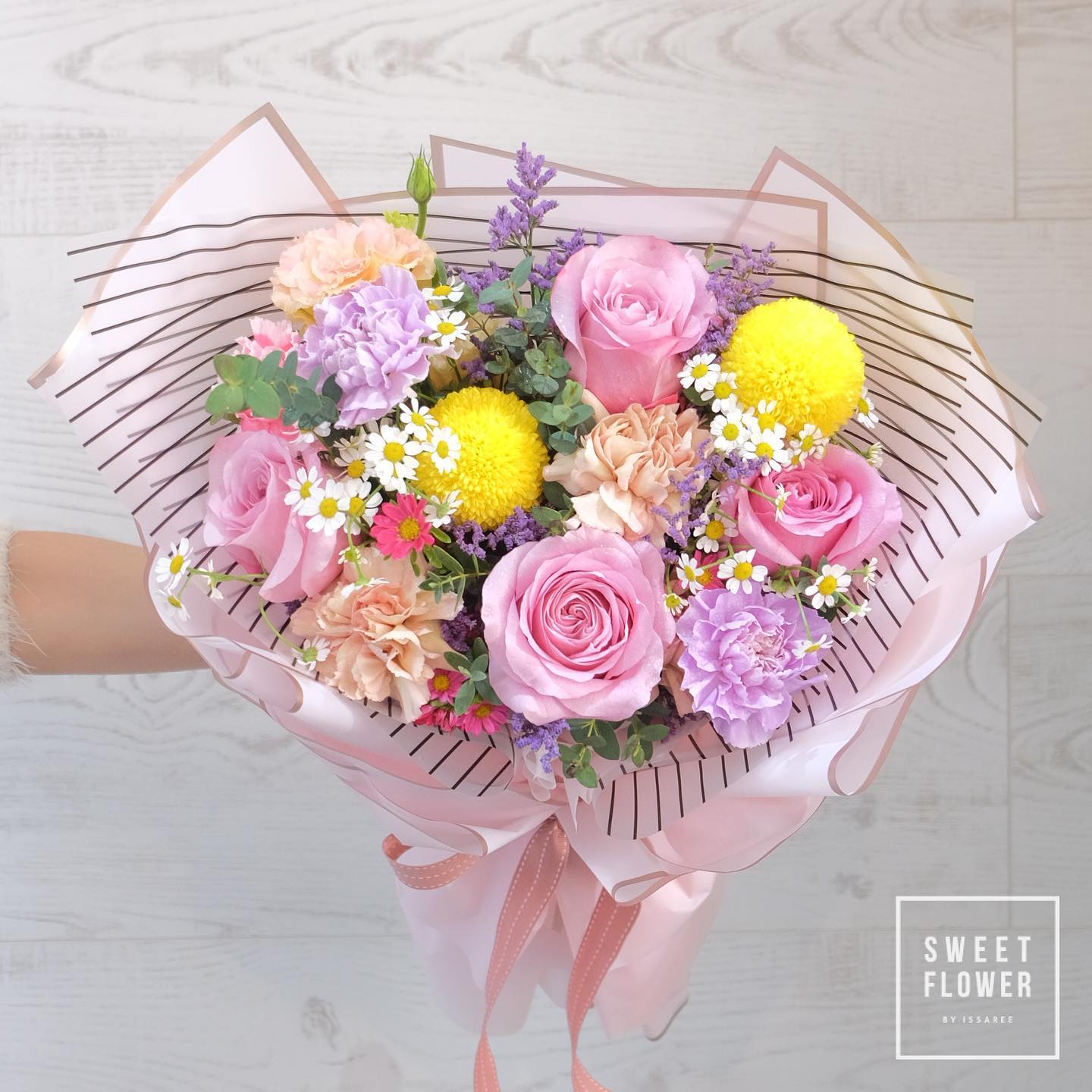 ช่อ หลากสี หวาน ดอกไม้หลัก กุหลาบ คาร์เนชั่น เบญจมาศ/มัม — ผลงานร้านดอกไม้ Sweetflower by Issaree — ภาพที่ 1 จาก 4