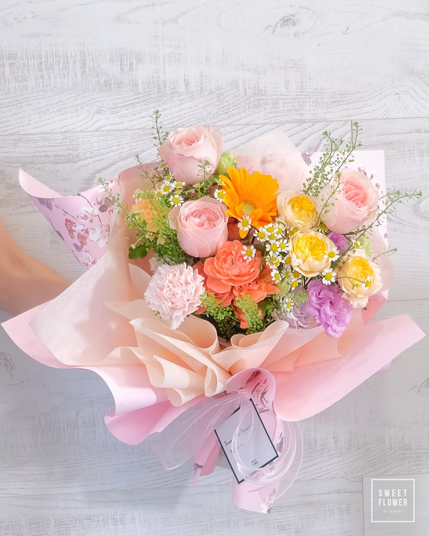 ช่อ พาสเทล หวาน ดอกไม้หลัก กุหลาบ เยอบีร่า คาร์เนชั่น — ผลงานร้านดอกไม้ Sweetflower by Issaree