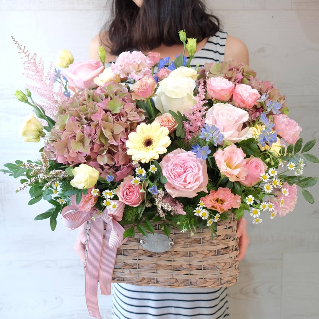 ตะกร้า พาสเทล หวาน ดอกไม้หลัก ไฮเดรนเยีย กุหลาบ คาร์เนชั่น — ผลงานร้านดอกไม้ Sweetflower by Issaree — ภาพที่ 3 จาก 3