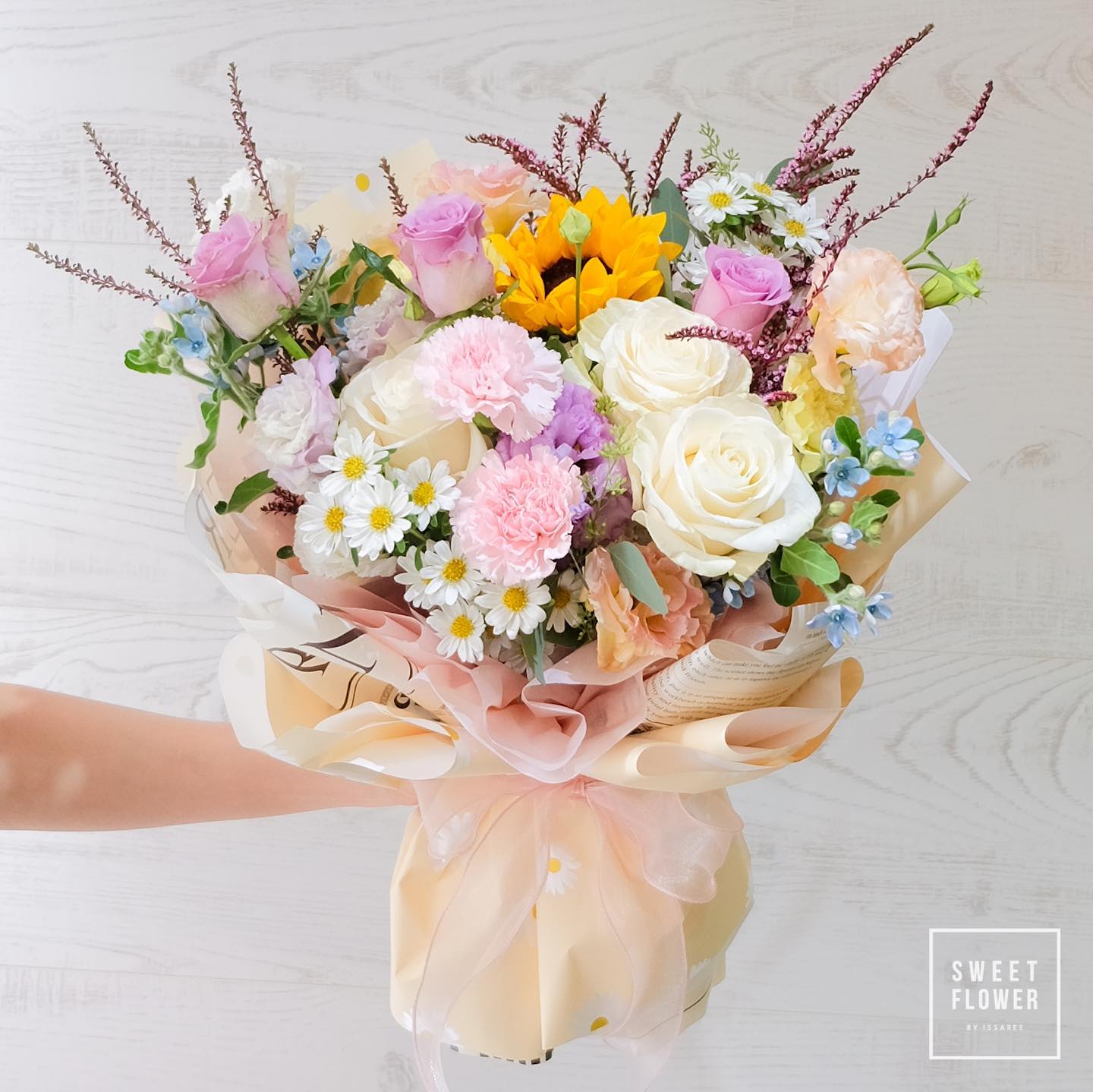 ช่อ หลากสี หวาน ดอกไม้หลัก กุหลาบ ทานตะวัน คาร์เนชั่น — ผลงานร้านดอกไม้ Sweetflower by Issaree
