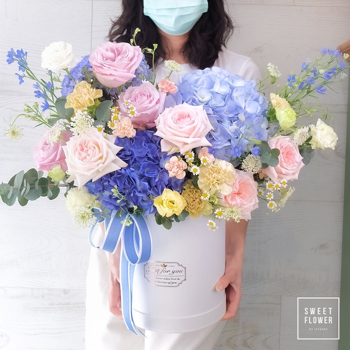 กล่อง ม่วง-ฟ้า หวาน ดอกไม้หลัก ไฮเดรนเยีย กุหลาบ คาร์เนชั่น — ผลงานร้านดอกไม้ Sweetflower by Issaree — ภาพที่ 2 จาก 3
