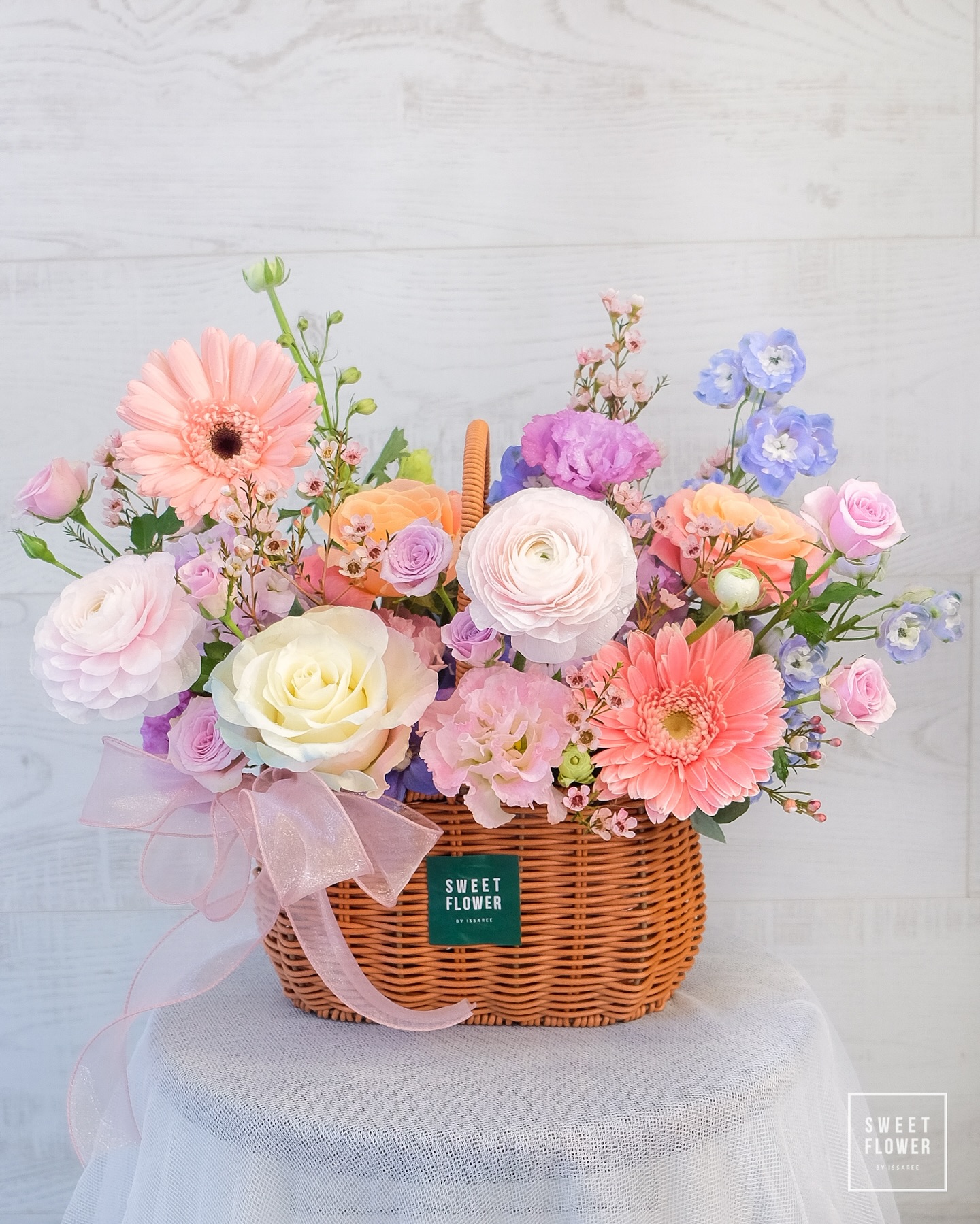 ตะกร้า พาสเทล หวาน ดอกไม้หลัก กุหลาบ เยอบีร่า คาร์เนชั่น — ผลงานร้านดอกไม้ Sweetflower by Issaree