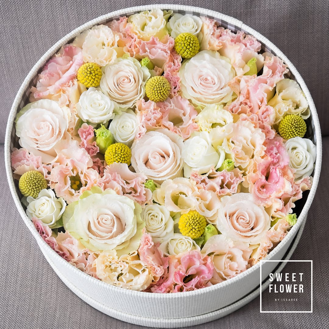 กล่อง พาสเทล หวาน ดอกไม้หลัก กุหลาบ คาร์เนชั่น เบญจมาศ/มัม — ผลงานร้านดอกไม้ Sweetflower by Issaree — ภาพที่ 2 จาก 3