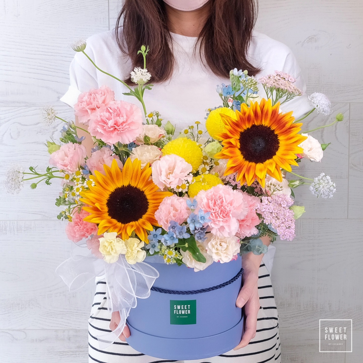 กล่อง หลากสี หวาน ดอกไม้หลัก ทานตะวัน คาร์เนชั่น ไลแซนทัส — ผลงานร้านดอกไม้ Sweetflower by Issaree