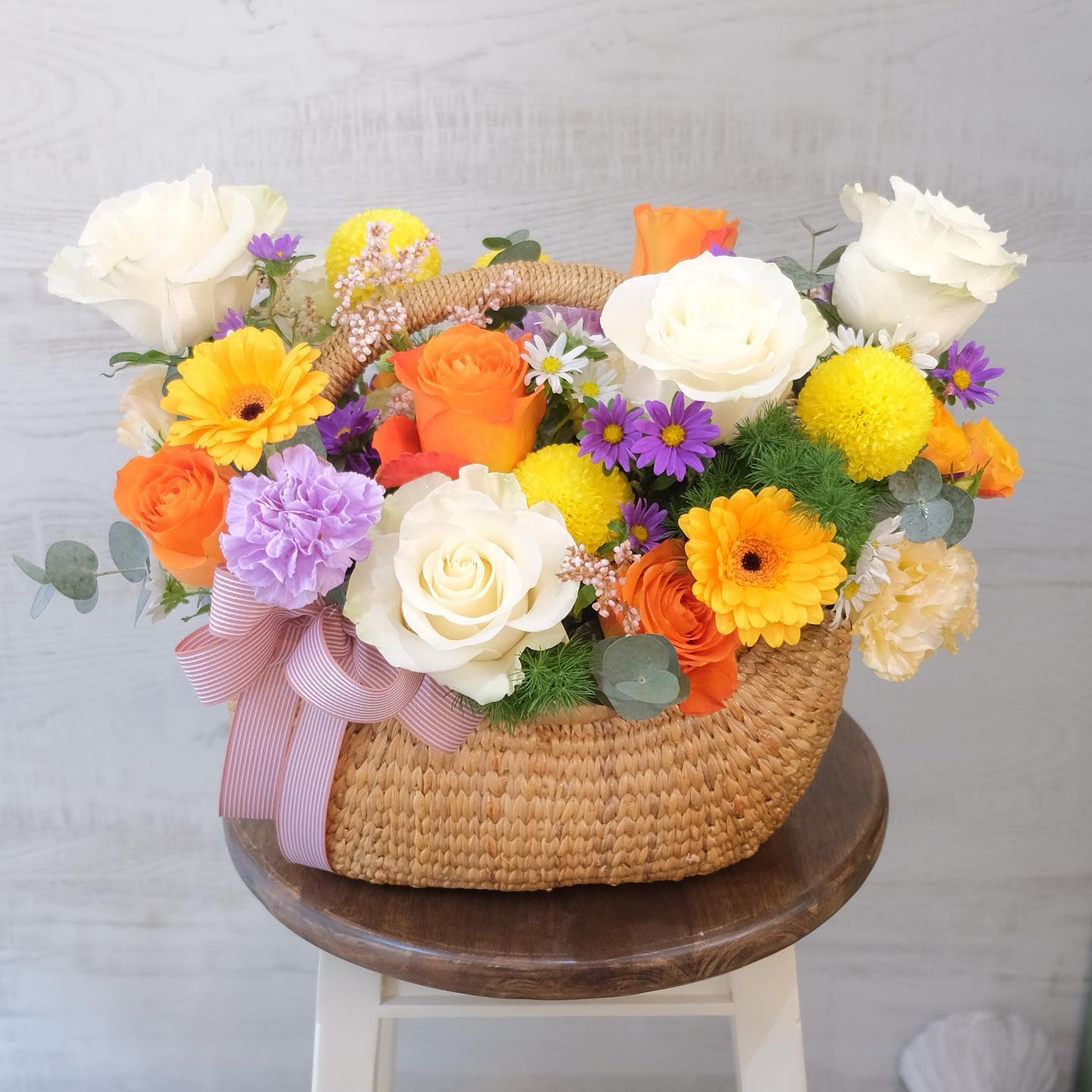 ตะกร้า หลากสี หวาน ดอกไม้หลัก กุหลาบ เบญจมาศ/มัม คาร์เนชั่น — ผลงานร้านดอกไม้ Sweetflower by Issaree — ภาพที่ 3 จาก 4