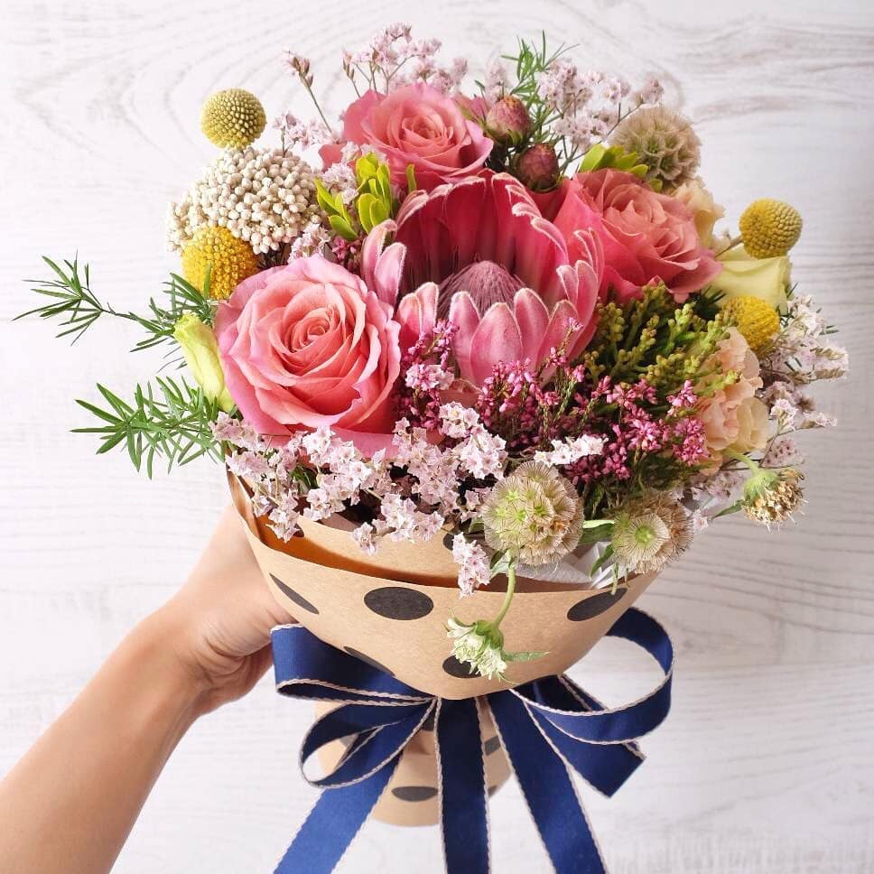 กล่อง แดงโรแมนติก สดใส ดอกไม้หลัก กุหลาบ โปรตีอา คาร์เนชั่น — ผลงานร้านดอกไม้ Sweetflower by Issaree — ภาพที่ 2 จาก 4