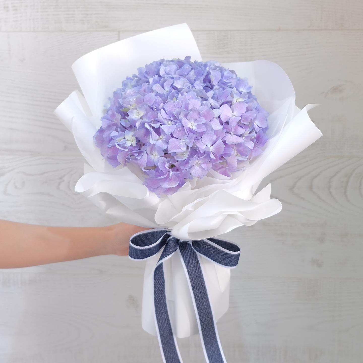 ช่อ ม่วง-ฟ้า หวาน ดอกไม้หลัก ไฮเดรนเยีย — ผลงานร้านดอกไม้ Sweetflower by Issaree — ภาพที่ 2 จาก 2