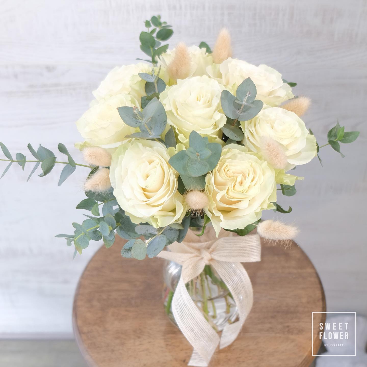 แจกัน ขาว-เขียว หวาน ดอกไม้หลัก กุหลาบ ยูคาลิปตัส/ใบไม้ — ผลงานร้านดอกไม้ Sweetflower by Issaree — ภาพที่ 2 จาก 2