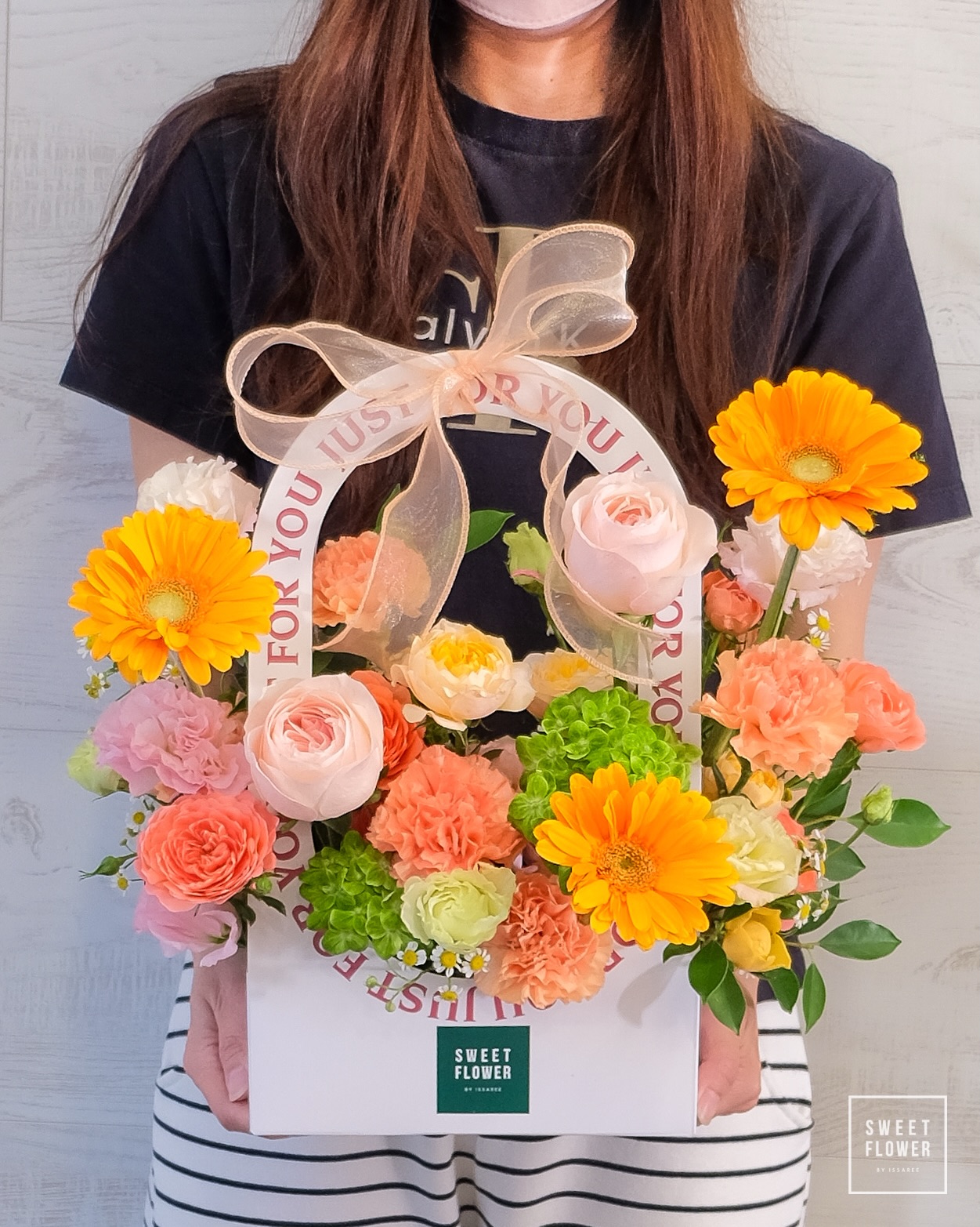 ตะกร้า เหลือง-ส้ม สดใส ดอกไม้หลัก กุหลาบ คาร์เนชั่น เยอบีร่า — ผลงานร้านดอกไม้ Sweetflower by Issaree