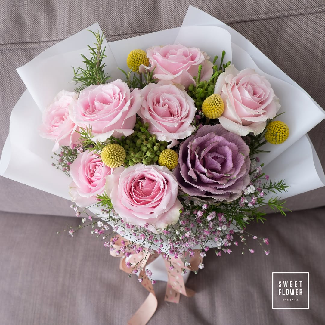 ช่อ พาสเทล หวาน ดอกไม้หลัก กุหลาบ คาร์เนชั่น เบญจมาศ/มัม — ผลงานร้านดอกไม้ Sweetflower by Issaree — ภาพที่ 3 จาก 3