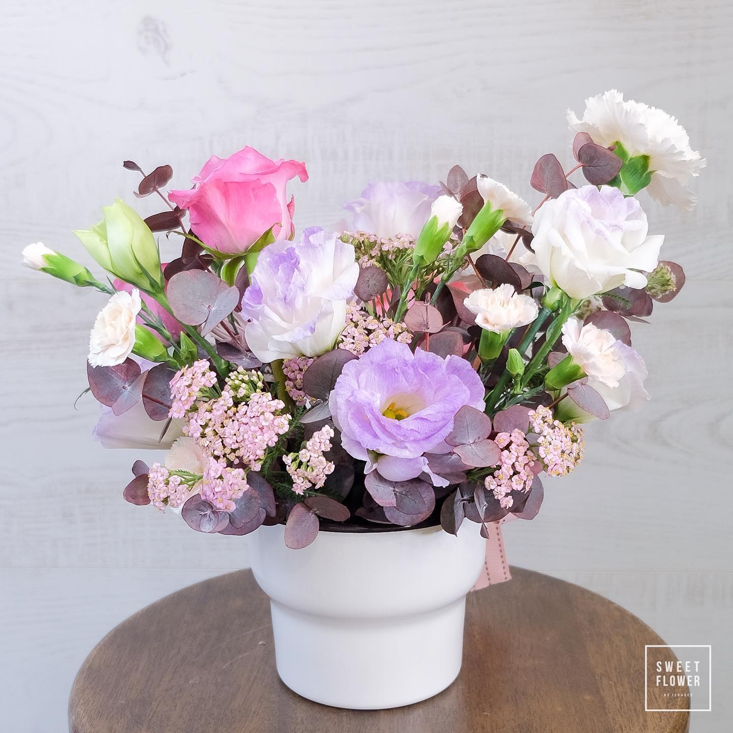 แจกัน หลากสี หวาน ดอกไม้หลัก กุหลาบ คาร์เนชั่น ลิลลี่ — ผลงานร้านดอกไม้ Sweetflower by Issaree