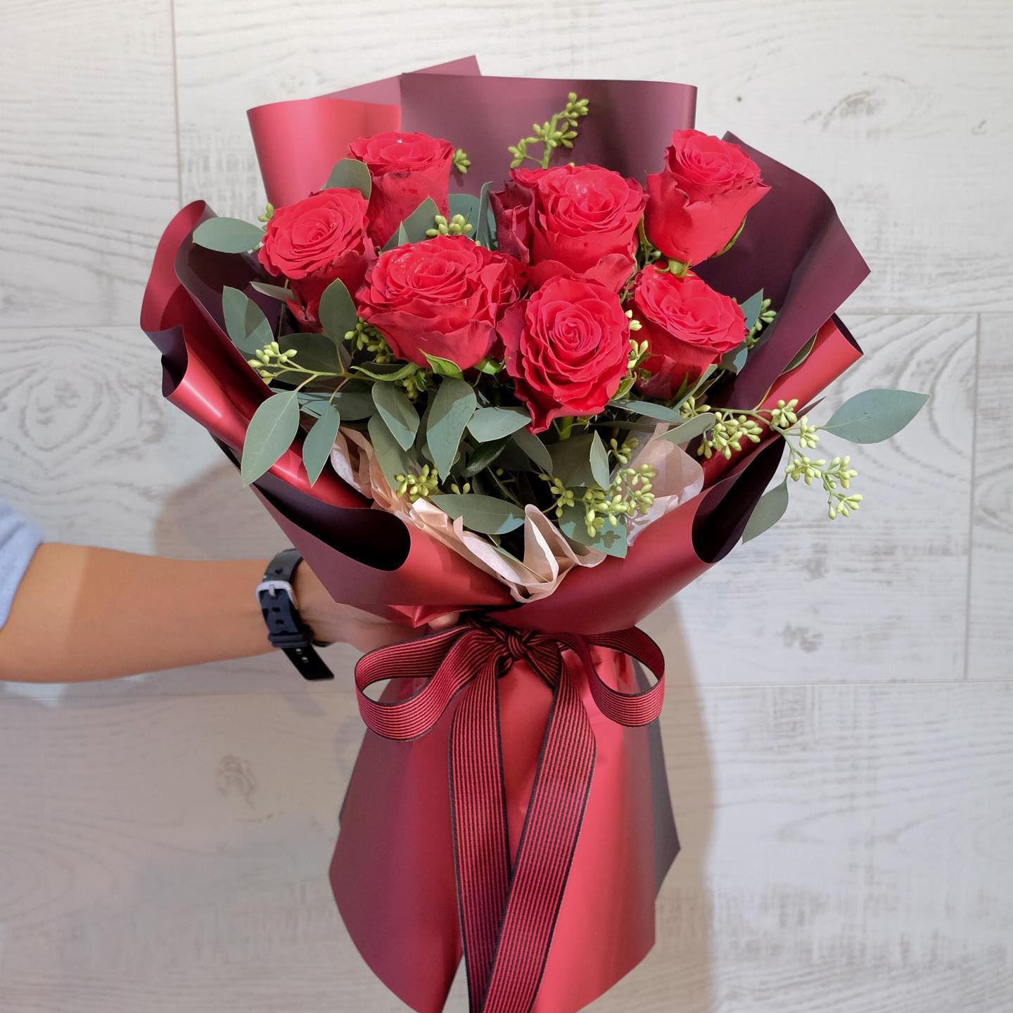 ช่อ แดงโรแมนติก คลาสสิก ดอกไม้หลัก กุหลาบ ยูคาลิปตัส/ใบไม้ — ผลงานร้านดอกไม้ Sweetflower by Issaree — ภาพที่ 2 จาก 2