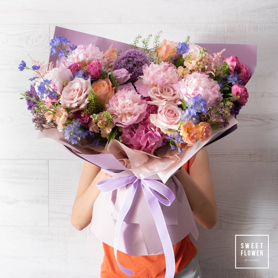 ช่อ พาสเทล หวาน ดอกไม้หลัก กุหลาบ พีโอนี่ คาร์เนชั่น — ผลงานร้านดอกไม้ Sweetflower by Issaree — ภาพที่ 1 จาก 4