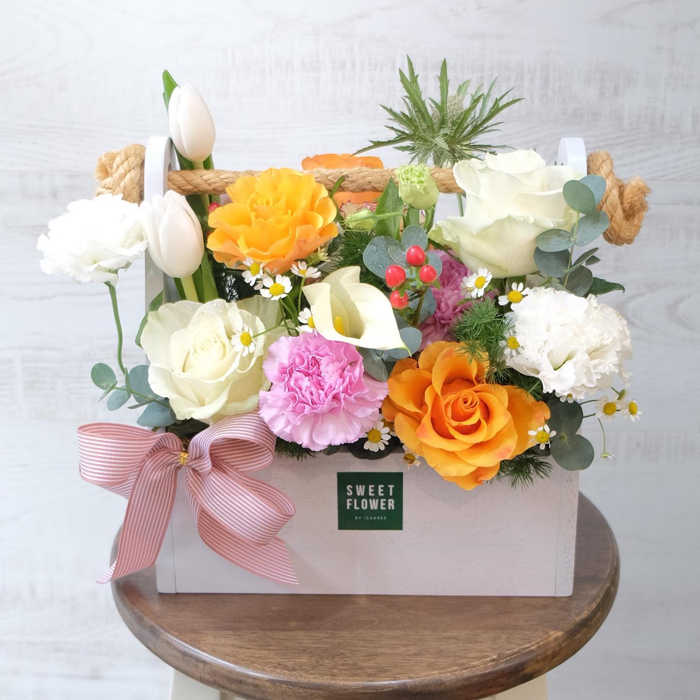 กล่อง เหลือง-ส้ม หวาน ดอกไม้หลัก กุหลาบ ทิวลิป คาร์เนชั่น — ผลงานร้านดอกไม้ Sweetflower by Issaree — ภาพที่ 2 จาก 4