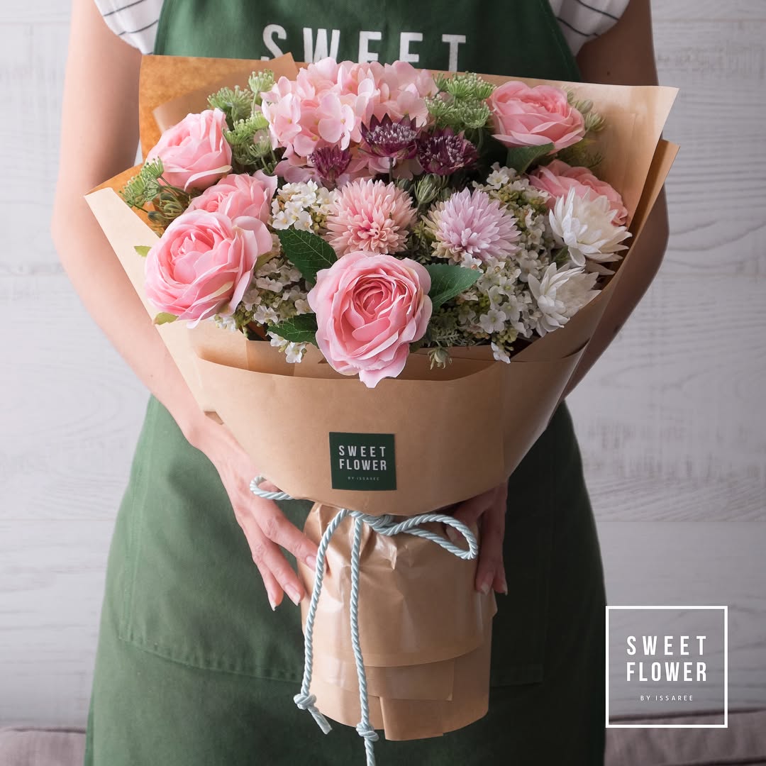 ช่อ พาสเทล หวาน ดอกไม้หลัก กุหลาบ ไฮเดรนเยีย เบญจมาศ/มัม — ผลงานร้านดอกไม้ Sweetflower by Issaree — ภาพที่ 2 จาก 3