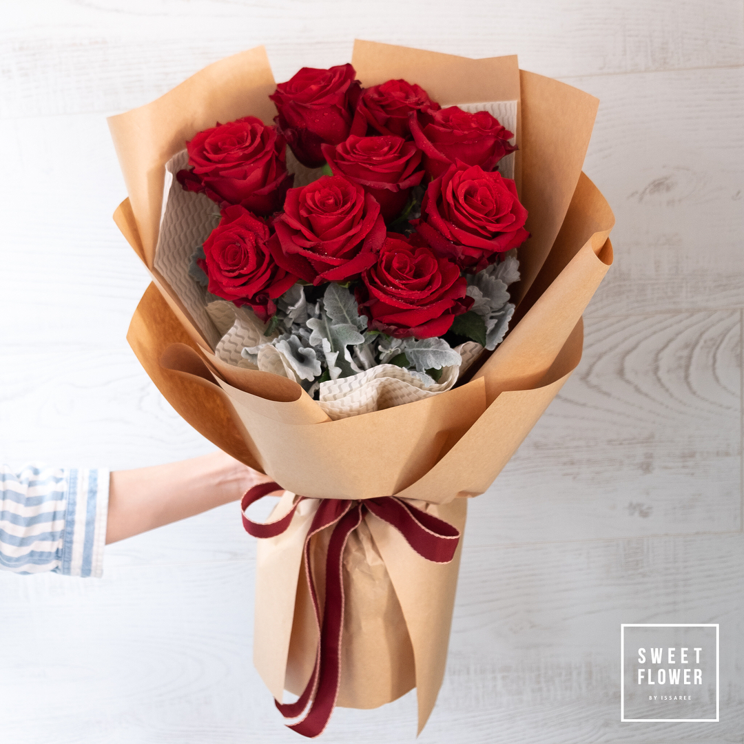 ช่อ แดงโรแมนติก หวาน ดอกไม้หลัก กุหลาบ ยูคาลิปตัส/ใบไม้ — ผลงานร้านดอกไม้ Sweetflower by Issaree