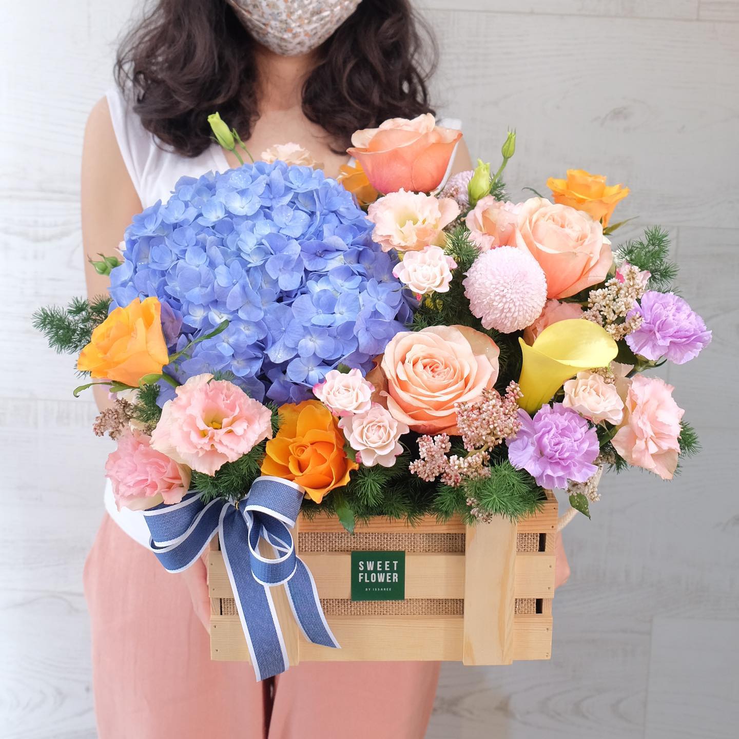 กล่อง หลากสี หวาน ดอกไม้หลัก ไฮเดรนเยีย กุหลาบ คาร์เนชั่น — ผลงานร้านดอกไม้ Sweetflower by Issaree — ภาพที่ 2 จาก 5