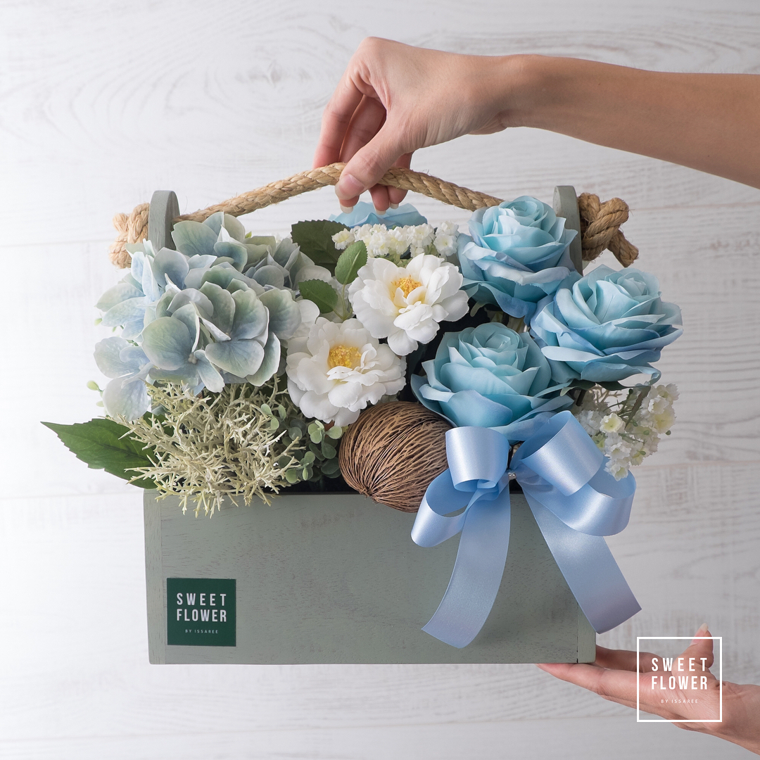 กล่อง ขาว-เขียว หวาน ดอกไม้หลัก กุหลาบ ไฮเดรนเยีย คาร์เนชั่น — ผลงานร้านดอกไม้ Sweetflower by Issaree