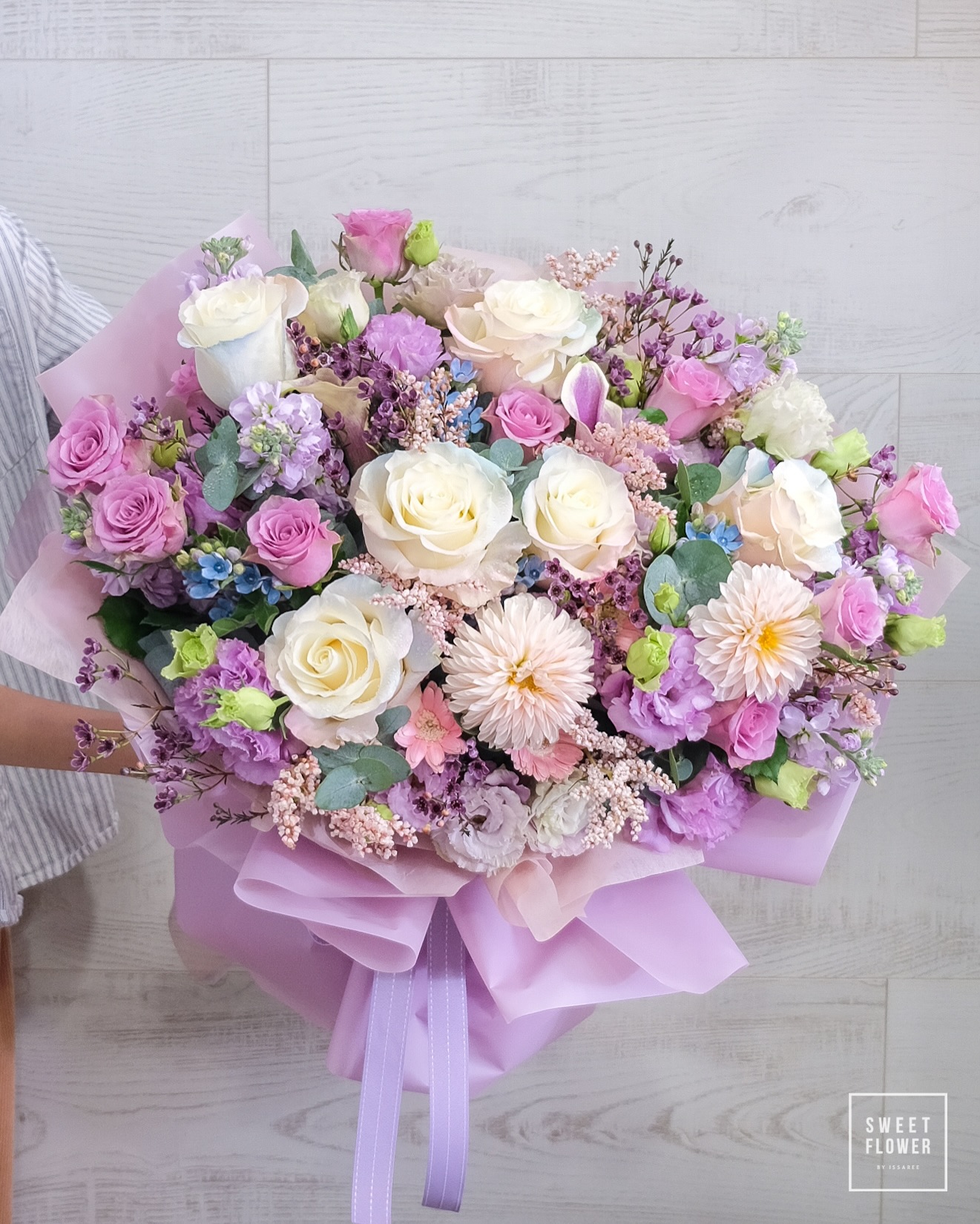 ช่อ พาสเทล คลาสสิก ดอกไม้หลัก กุหลาบ เดซี่/มาร์กาเร็ต คาร์เนชั่น — ผลงานร้านดอกไม้ Sweetflower by Issaree — ภาพที่ 2 จาก 7