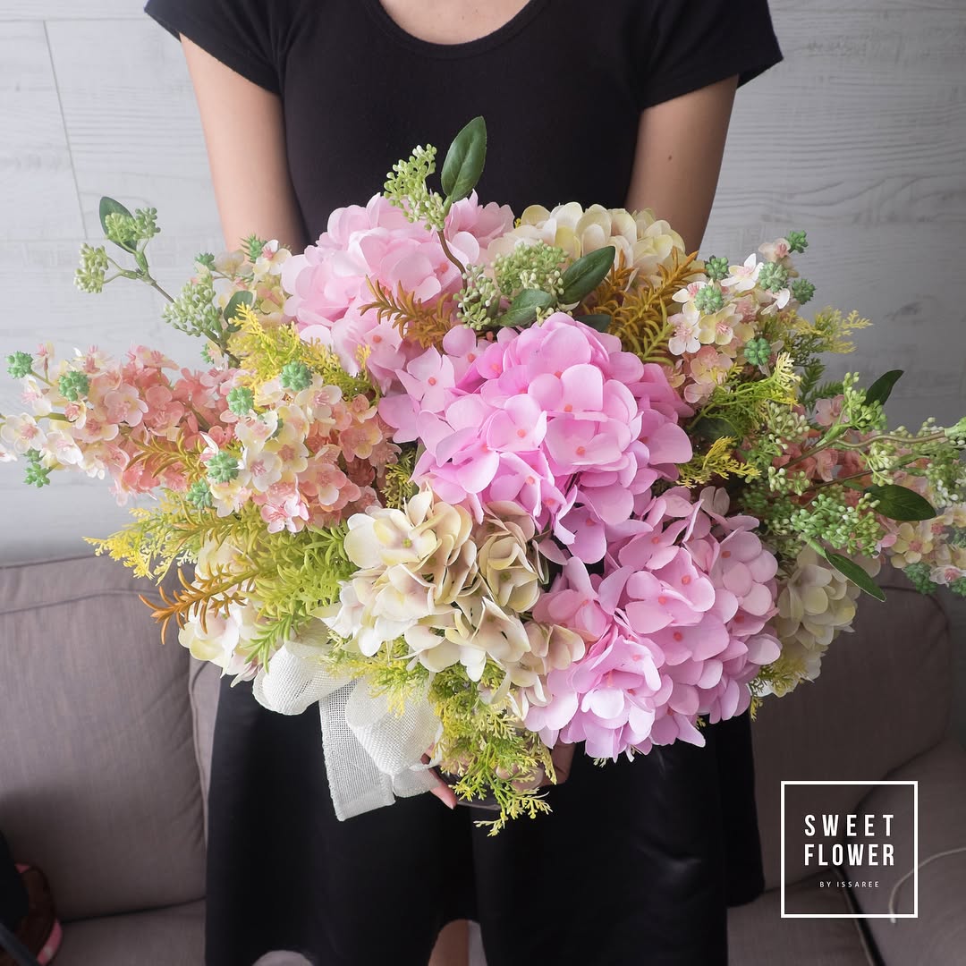 แจกัน พาสเทล หวาน ดอกไม้หลัก พีโอนี่ ไฮเดรนเยีย คาร์เนชั่น — ผลงานร้านดอกไม้ Sweetflower by Issaree — ภาพที่ 2 จาก 3