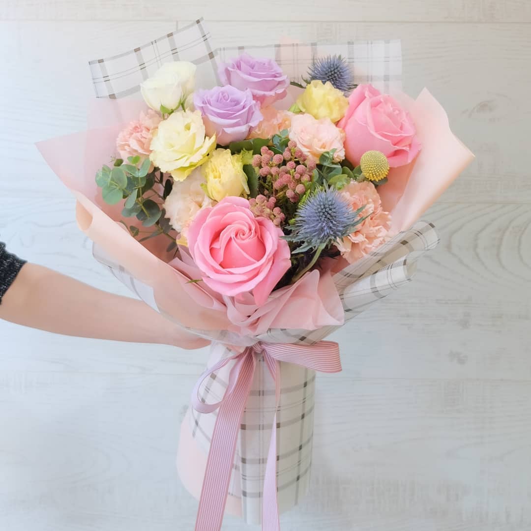 แจกัน พาสเทล หวาน ดอกไม้หลัก กุหลาบ คาร์เนชั่น เบญจมาศ/มัม — ผลงานร้านดอกไม้ Sweetflower by Issaree