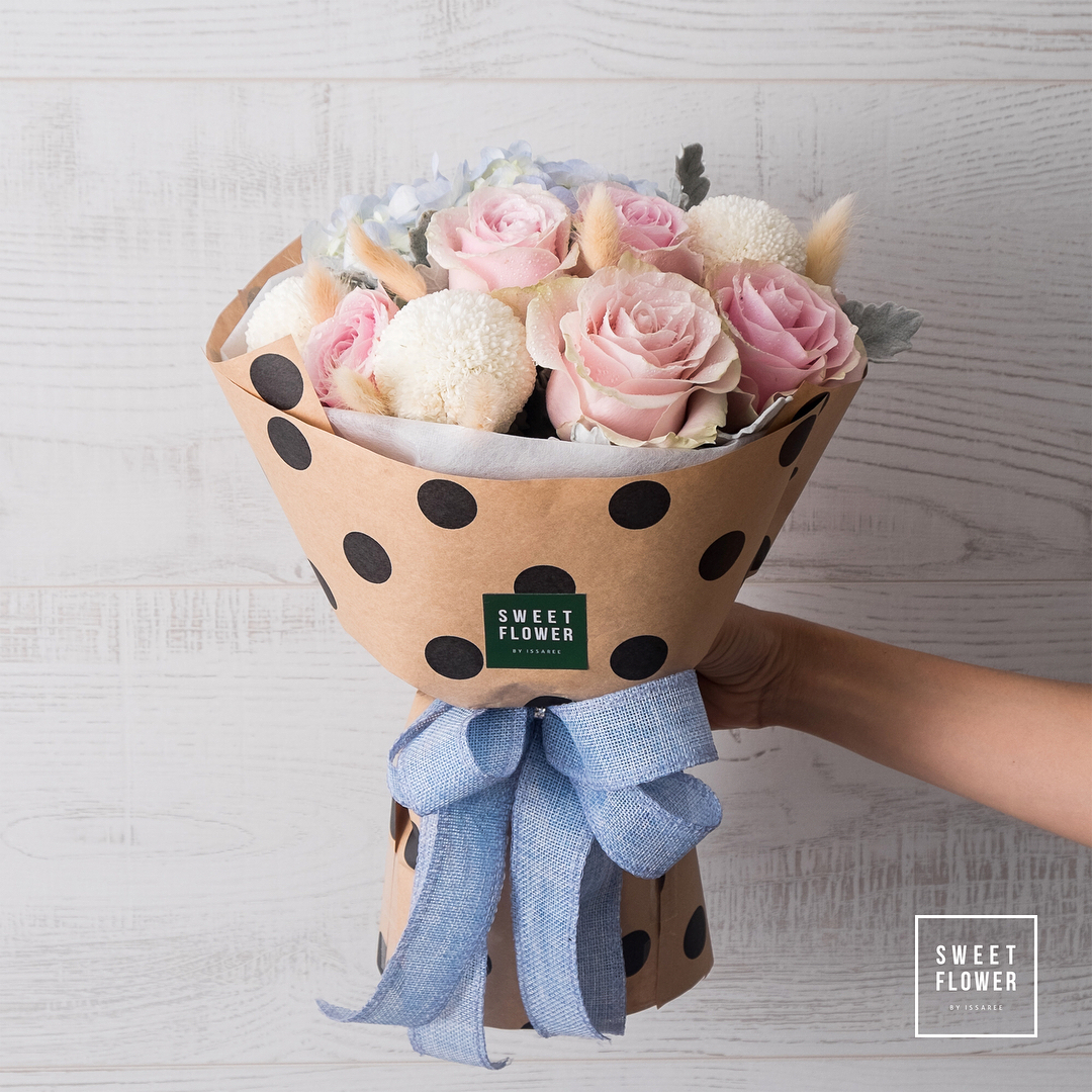 ช่อ พาสเทล หวาน ดอกไม้หลัก กุหลาบ เบญจมาศ/มัม ไฮเดรนเยีย — ผลงานร้านดอกไม้ Sweetflower by Issaree — ภาพที่ 2 จาก 3