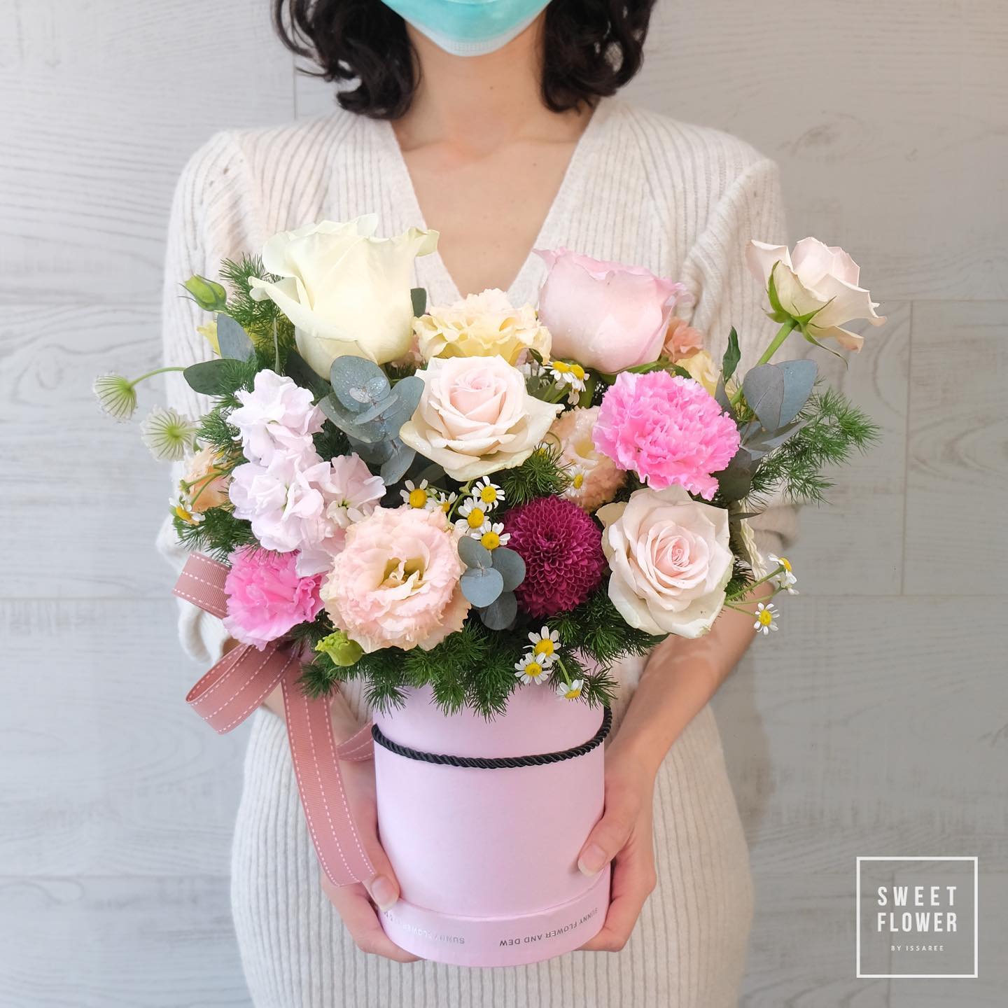 กล่อง พาสเทล หวาน ดอกไม้หลัก กุหลาบ คาร์เนชั่น เดซี่/มาร์กาเร็ต — ผลงานร้านดอกไม้ Sweetflower by Issaree — ภาพที่ 3 จาก 6