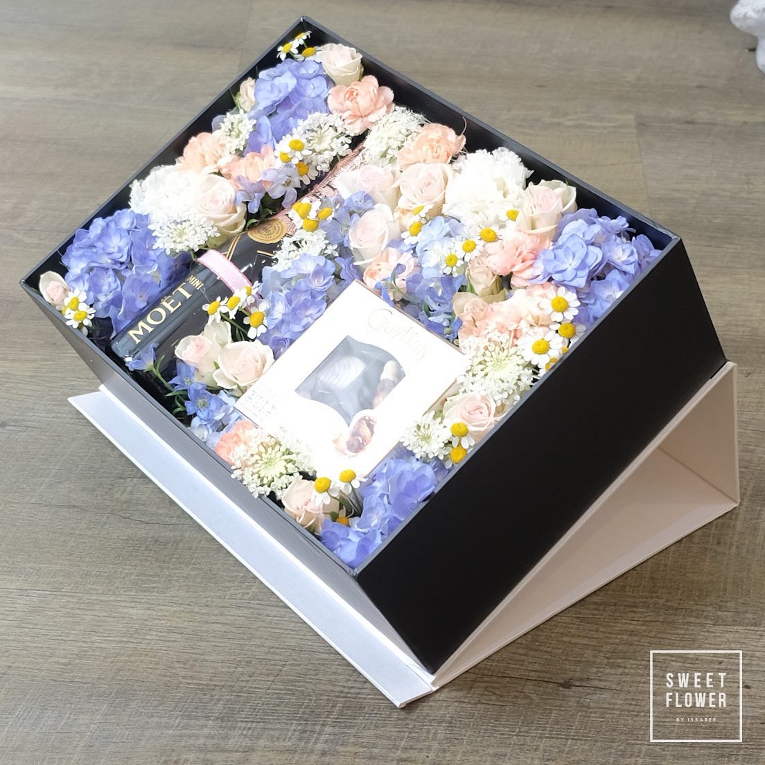 กล่อง ม่วง-ฟ้า หวาน ดอกไม้หลัก ไฮเดรนเยีย กุหลาบ คาร์เนชั่น — ผลงานร้านดอกไม้ Sweetflower by Issaree — ภาพที่ 2 จาก 5