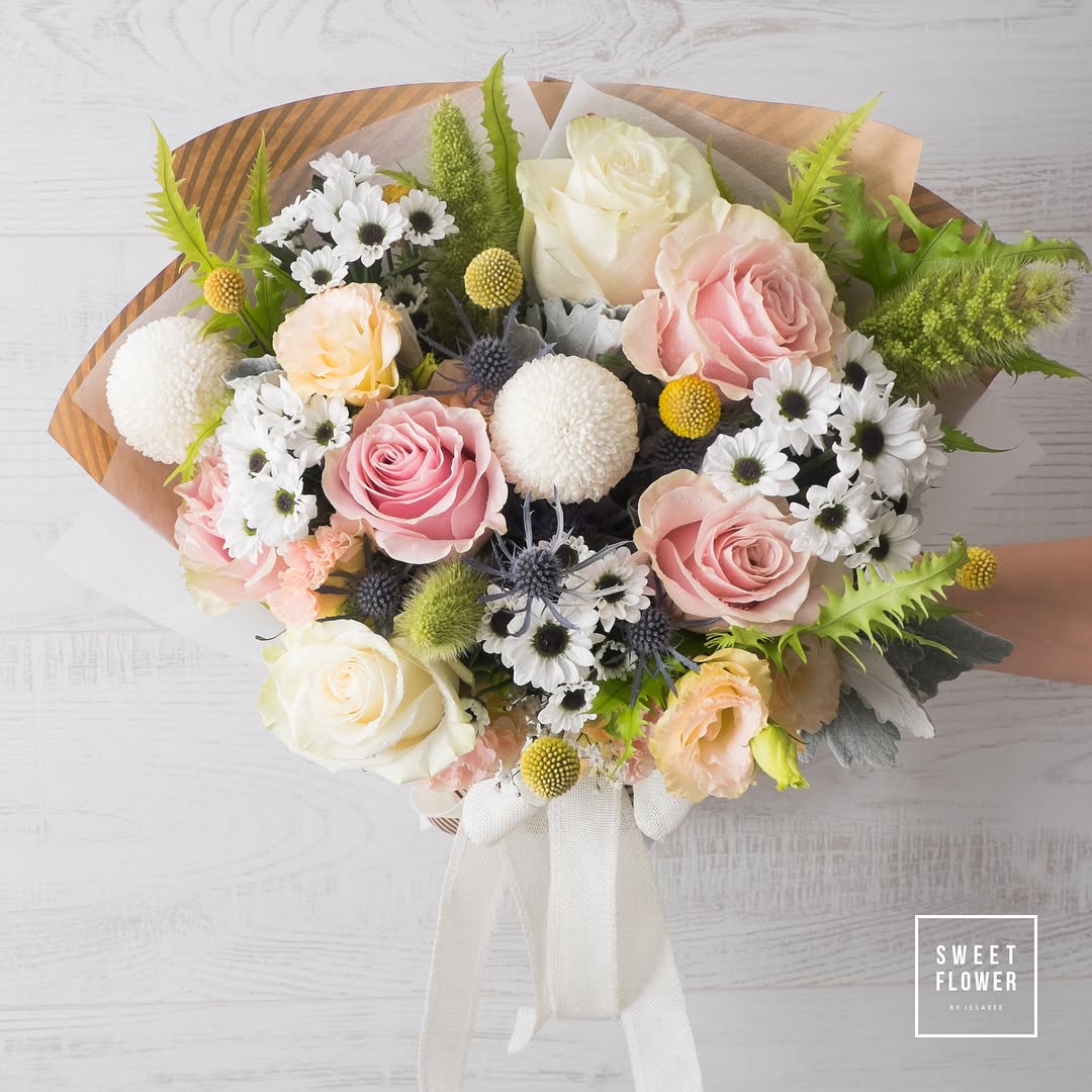 ช่อ พาสเทล หวาน ดอกไม้หลัก กุหลาบ เบญจมาศ/มัม คาร์เนชั่น — ผลงานร้านดอกไม้ Sweetflower by Issaree — ภาพที่ 2 จาก 3