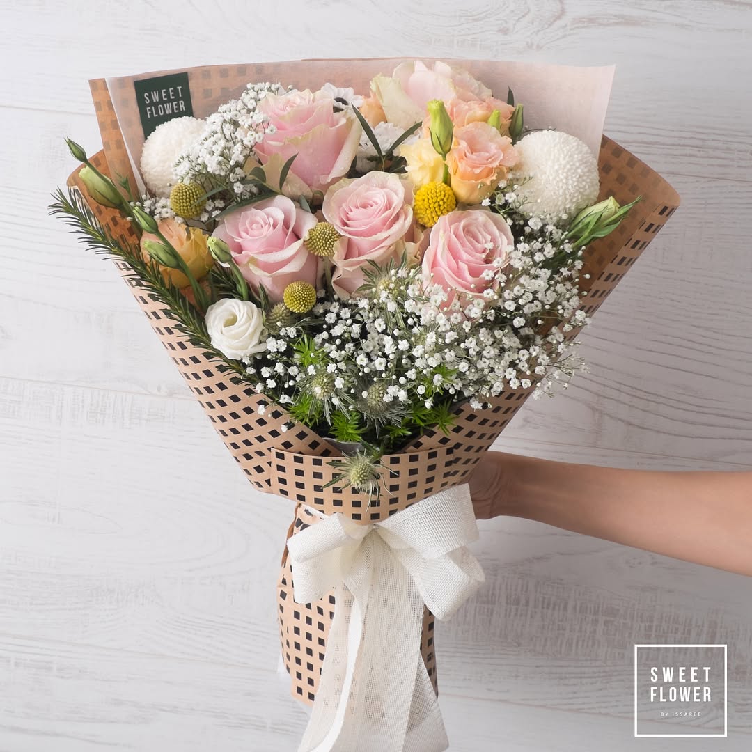 ช่อ พาสเทล หวาน ดอกไม้หลัก กุหลาบ เดซี่/มาร์กาเร็ต คาร์เนชั่น — ผลงานร้านดอกไม้ Sweetflower by Issaree