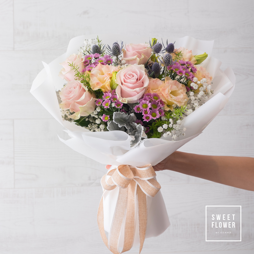 ช่อ พาสเทล หวาน ดอกไม้หลัก กุหลาบ คาร์เนชั่น เบญจมาศ/มัม — ผลงานร้านดอกไม้ Sweetflower by Issaree — ภาพที่ 2 จาก 3