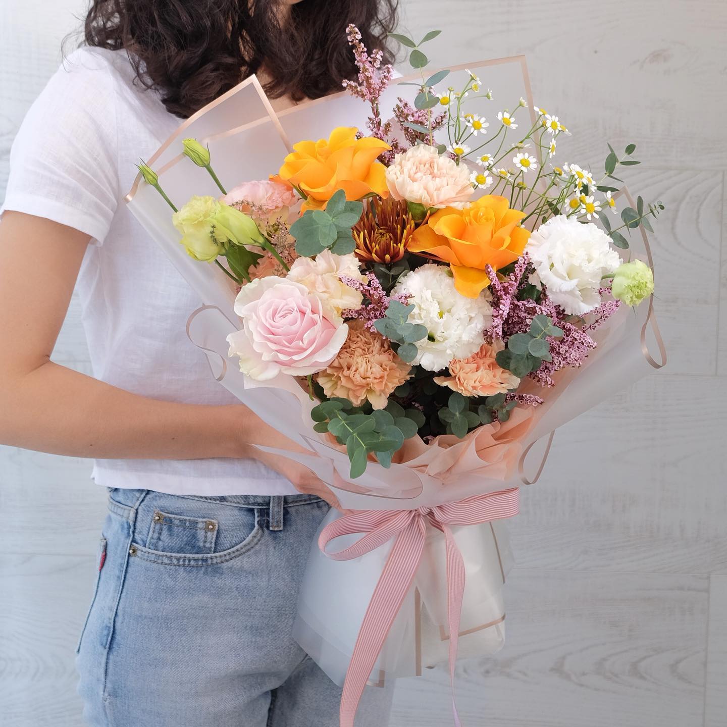 ช่อ เหลือง-ส้ม หวาน ดอกไม้หลัก กุหลาบ คาร์เนชั่น เดซี่/มาร์กาเร็ต — ผลงานร้านดอกไม้ Sweetflower by Issaree