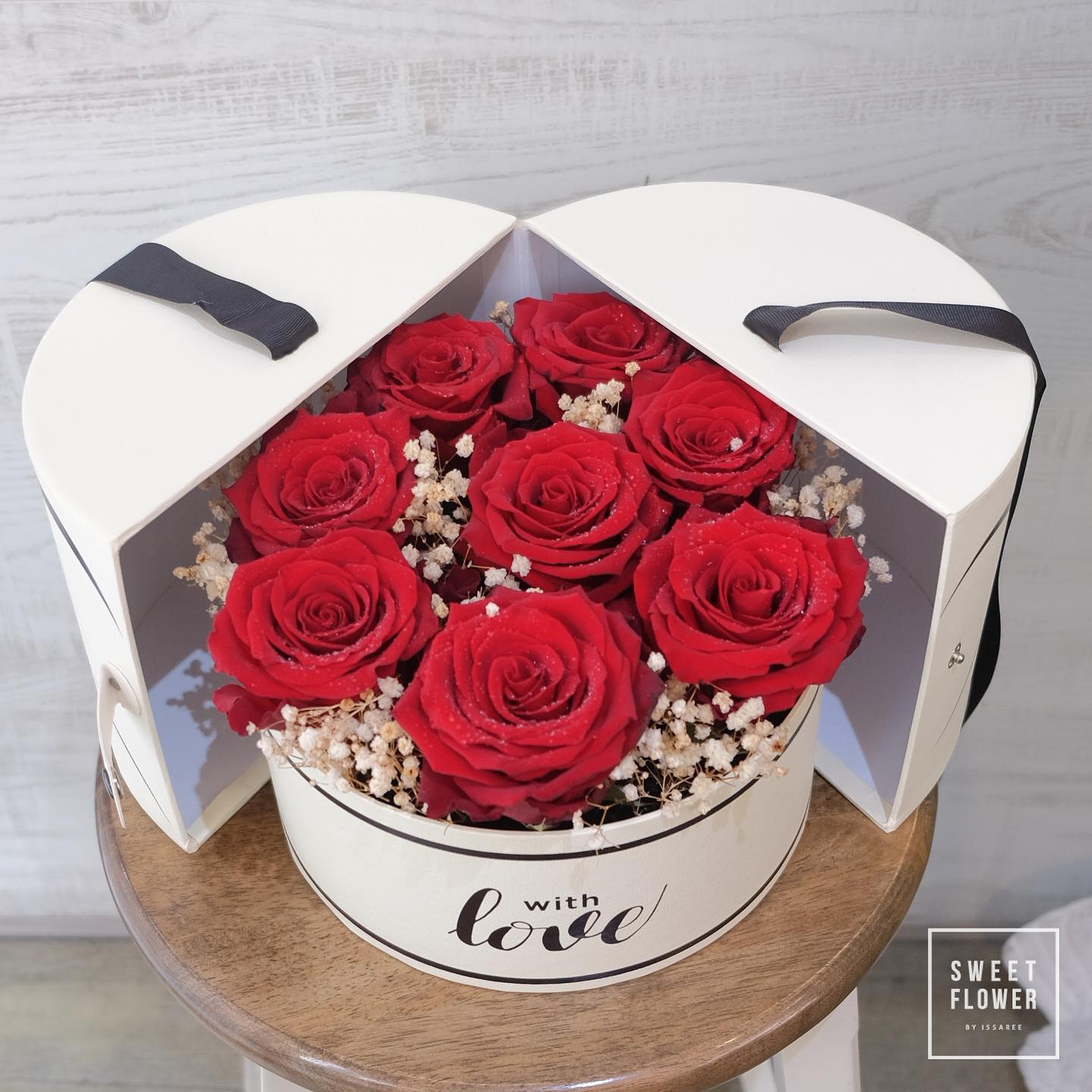 กล่อง แดงโรแมนติก ดอกไม้หลัก กุหลาบ เบบี้บรีธ/ยิปโซ — ผลงานร้านดอกไม้ Sweetflower by Issaree — ภาพที่ 1 จาก 2