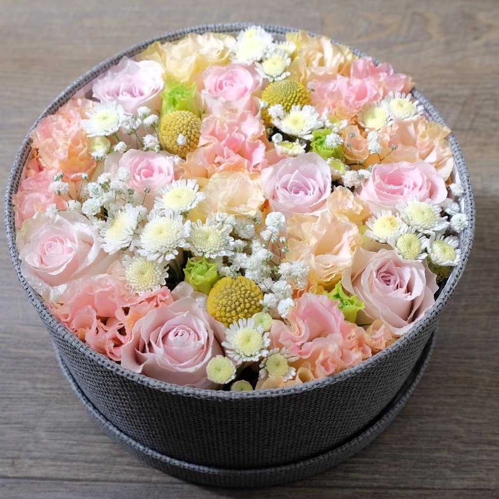 กล่อง พาสเทล หวาน ดอกไม้หลัก กุหลาบ คาร์เนชั่น เบญจมาศ/มัม — ผลงานร้านดอกไม้ Sweetflower by Issaree — ภาพที่ 1 จาก 2