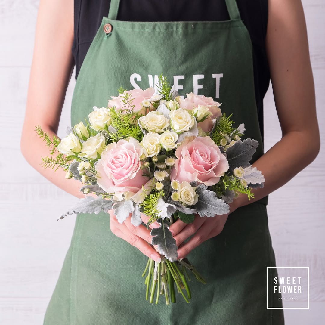 ช่อ พาสเทล หวาน ดอกไม้หลัก กุหลาบ คาร์เนชั่น — ผลงานร้านดอกไม้ Sweetflower by Issaree — ภาพที่ 3 จาก 3