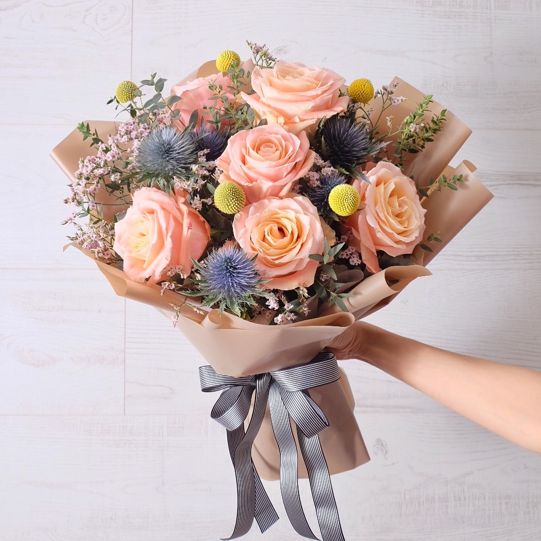 ช่อ เหลือง-ส้ม หวาน ดอกไม้หลัก กุหลาบ โปรตีอา เบญจมาศ/มัม — ผลงานร้านดอกไม้ Sweetflower by Issaree — ภาพที่ 1 จาก 2