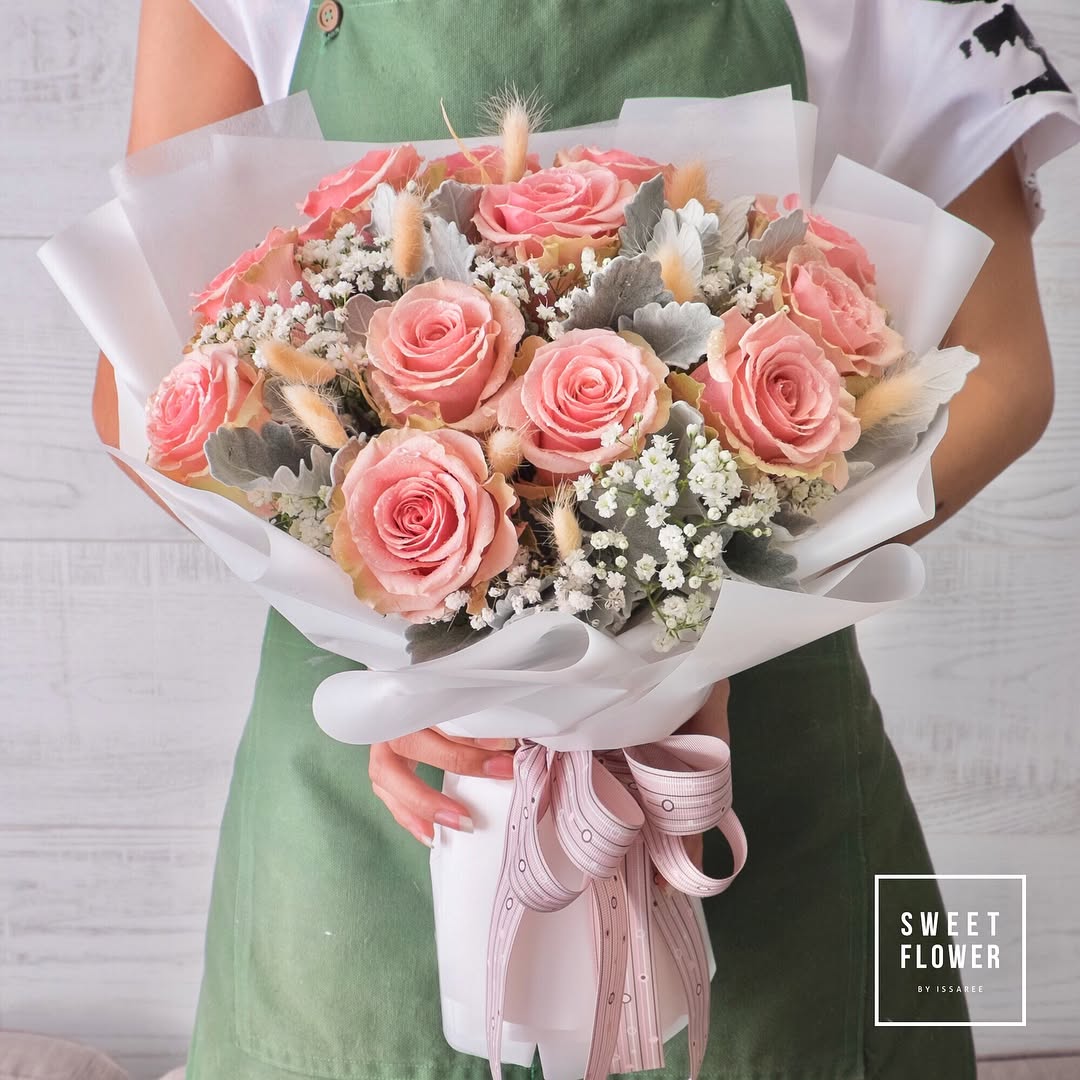 ช่อ พาสเทล หวาน ดอกไม้หลัก กุหลาบ เบบี้บรีธ/ยิปโซ ดอกไม้แห้ง — ผลงานร้านดอกไม้ Sweetflower by Issaree — ภาพที่ 1 จาก 2