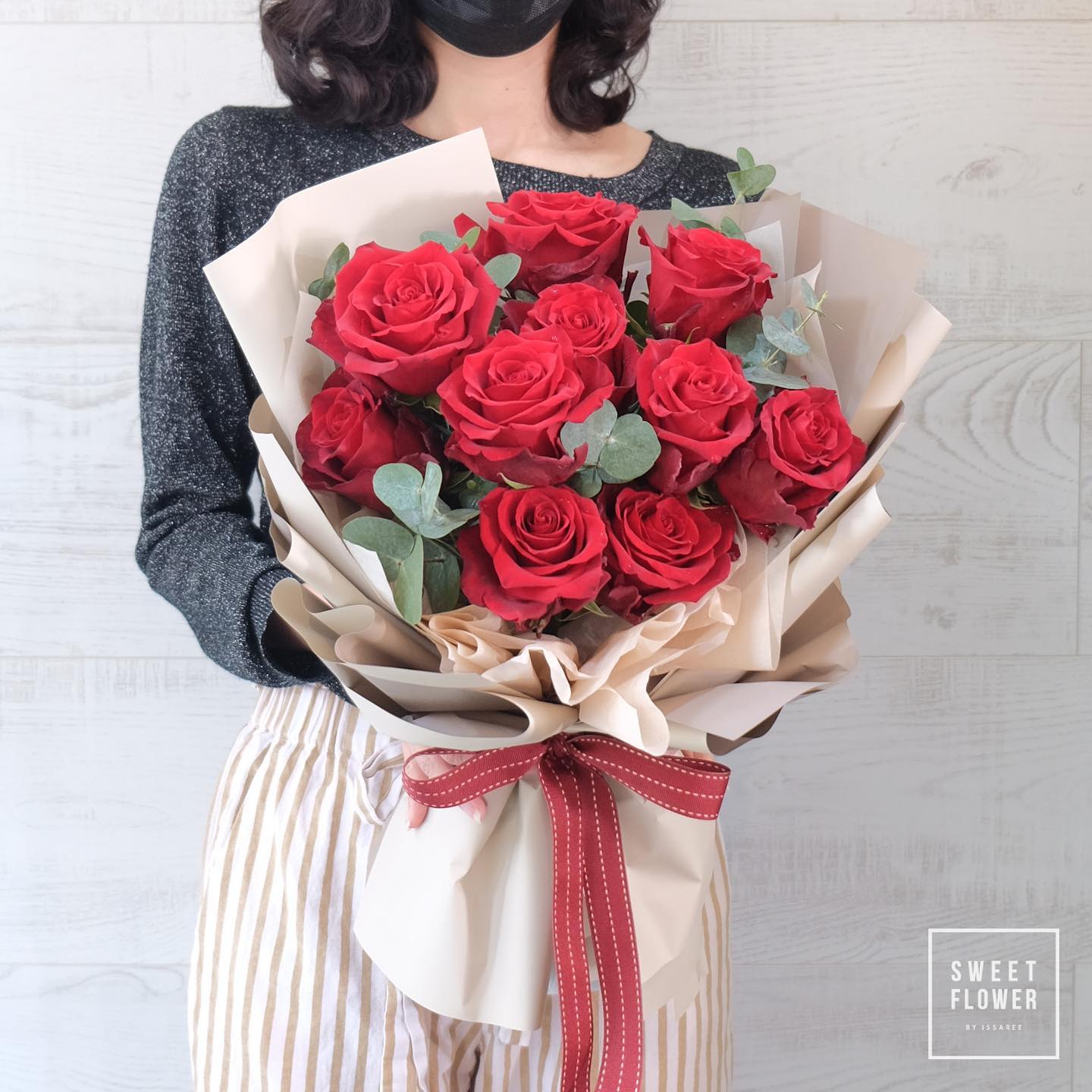 ช่อ แดงโรแมนติก คลาสสิก ดอกไม้หลัก กุหลาบ ยูคาลิปตัส/ใบไม้ — ผลงานร้านดอกไม้ Sweetflower by Issaree — ภาพที่ 1 จาก 4