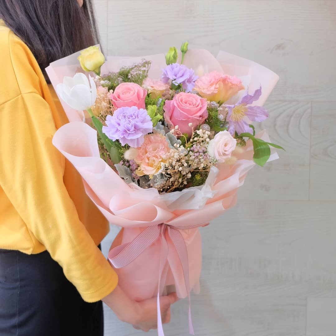 ช่อ พาสเทล หวาน ดอกไม้หลัก กุหลาบ คาร์เนชั่น เบบี้บรีธ/ยิปโซ — ผลงานร้านดอกไม้ Sweetflower by Issaree