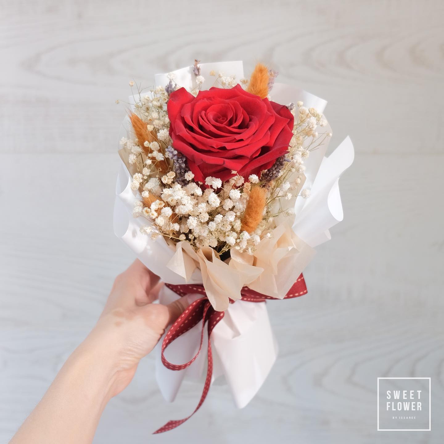 ช่อ แดงโรแมนติก หวาน ดอกไม้หลัก กุหลาบ เบบี้บรีธ/ยิปโซ ดอกไม้แห้ง — ผลงานร้านดอกไม้ Sweetflower by Issaree