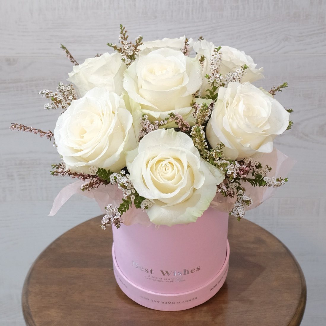 กล่อง ขาว-เขียว หวาน ดอกไม้หลัก กุหลาบ เบบี้บรีธ/ยิปโซ — ผลงานร้านดอกไม้ Sweetflower by Issaree — ภาพที่ 3 จาก 4