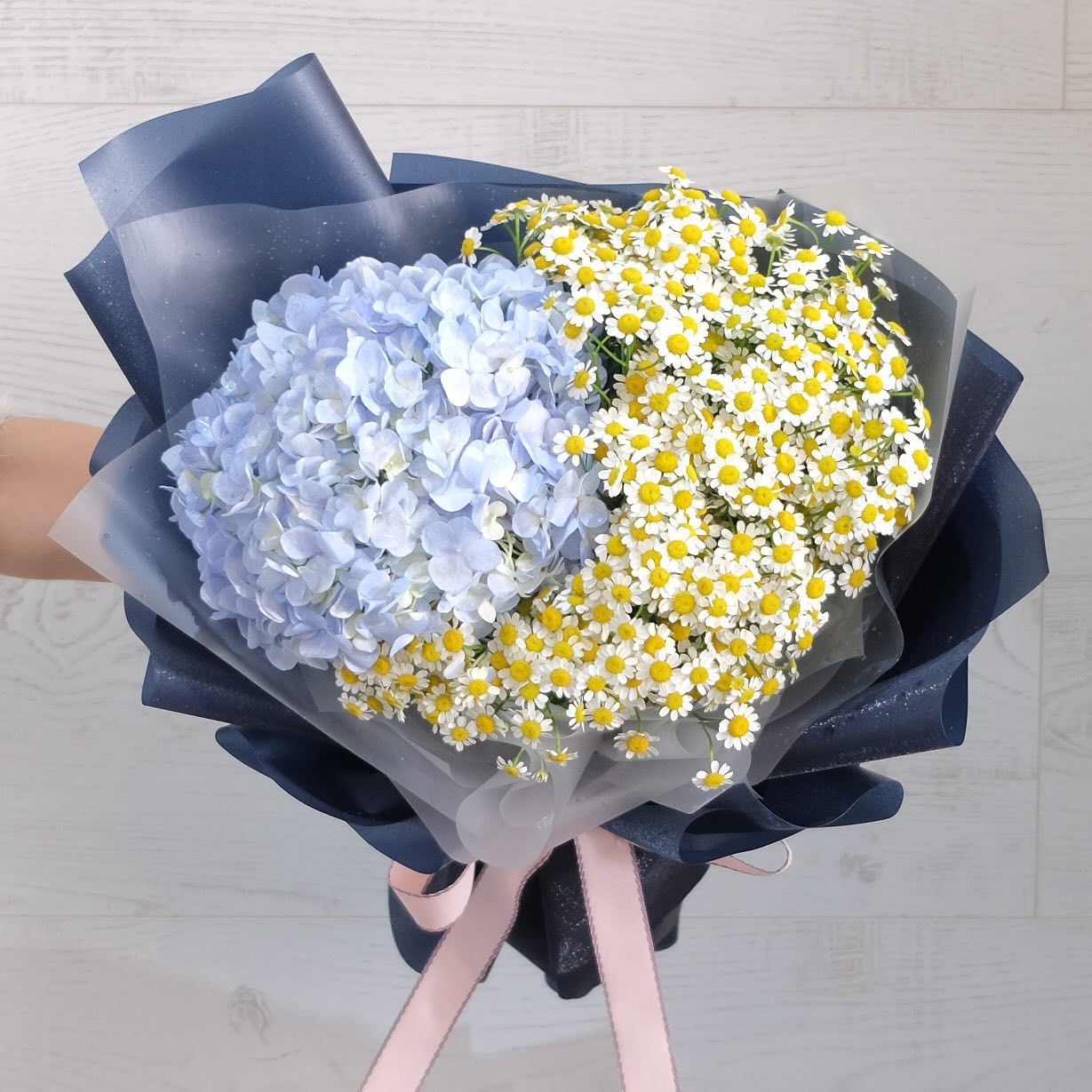 ช่อ ม่วง-ฟ้า หวาน ดอกไม้หลัก ไฮเดรนเยีย เดซี่/มาร์กาเร็ต — ผลงานร้านดอกไม้ Sweetflower by Issaree — ภาพที่ 2 จาก 3