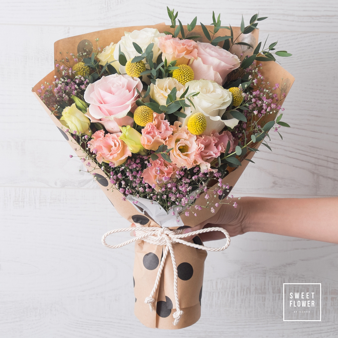 ช่อ พาสเทล หวาน ดอกไม้หลัก กุหลาบ คาร์เนชั่น เบญจมาศ/มัม — ผลงานร้านดอกไม้ Sweetflower by Issaree — ภาพที่ 1 จาก 2