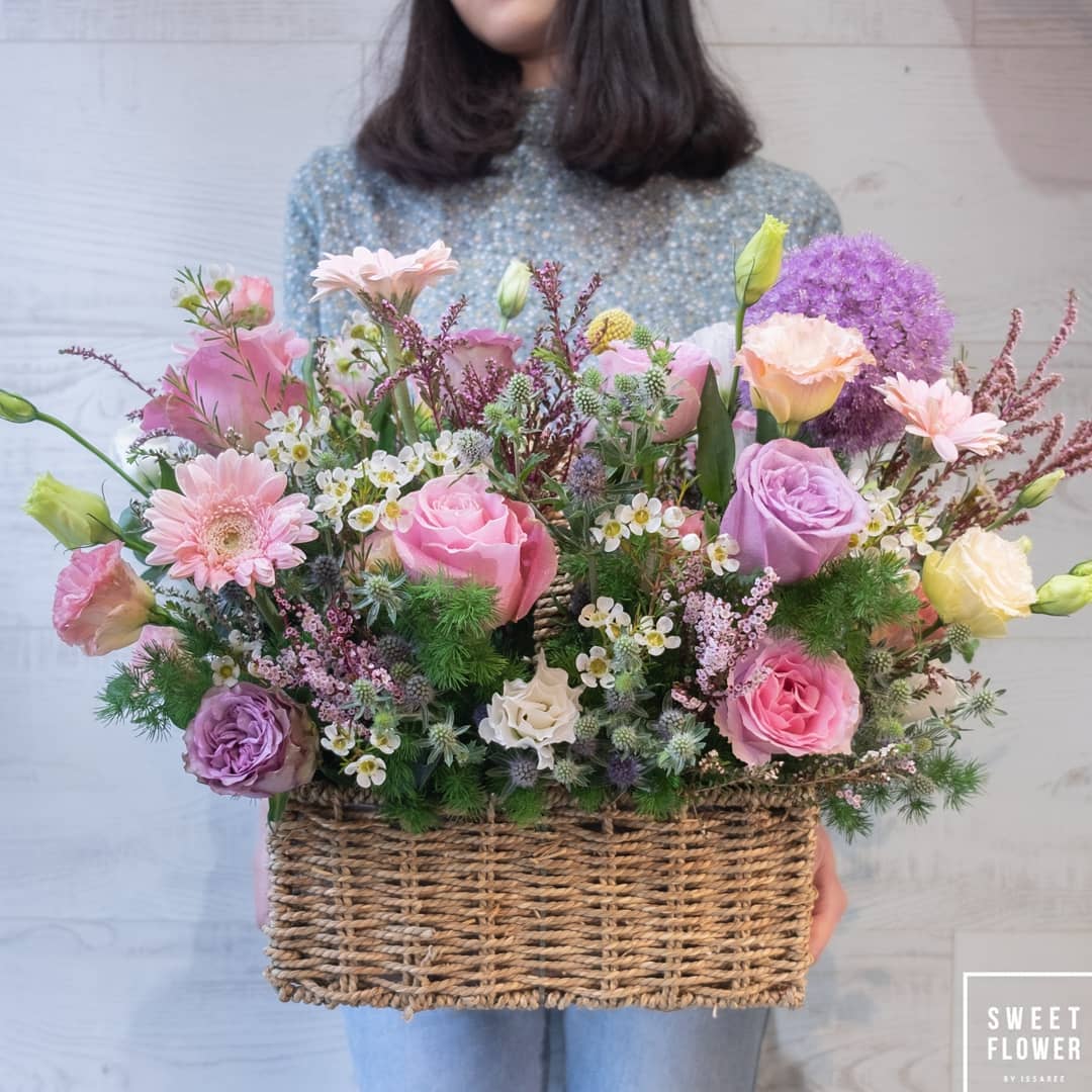 ตะกร้า หลากสี หวาน ดอกไม้หลัก กุหลาบ คาร์เนชั่น ไฮเดรนเยีย — ผลงานร้านดอกไม้ Sweetflower by Issaree