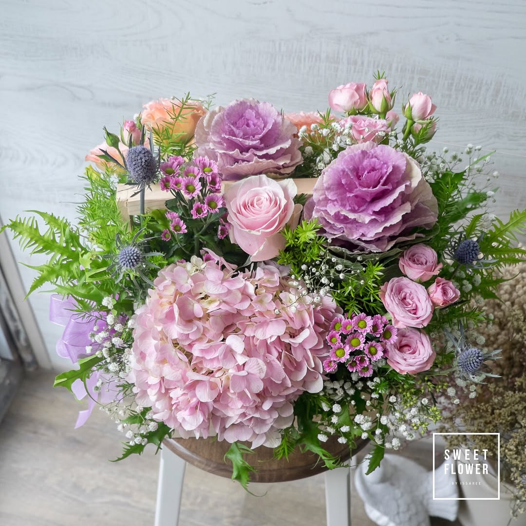 กล่อง พาสเทล หวาน ดอกไม้หลัก ไฮเดรนเยีย กุหลาบ คาร์เนชั่น — ผลงานร้านดอกไม้ Sweetflower by Issaree — ภาพที่ 2 จาก 4