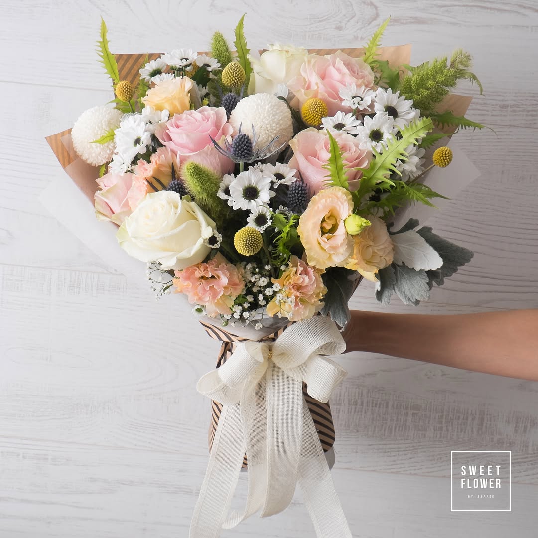 ช่อ พาสเทล หวาน ดอกไม้หลัก กุหลาบ เบญจมาศ/มัม คาร์เนชั่น — ผลงานร้านดอกไม้ Sweetflower by Issaree — ภาพที่ 3 จาก 3
