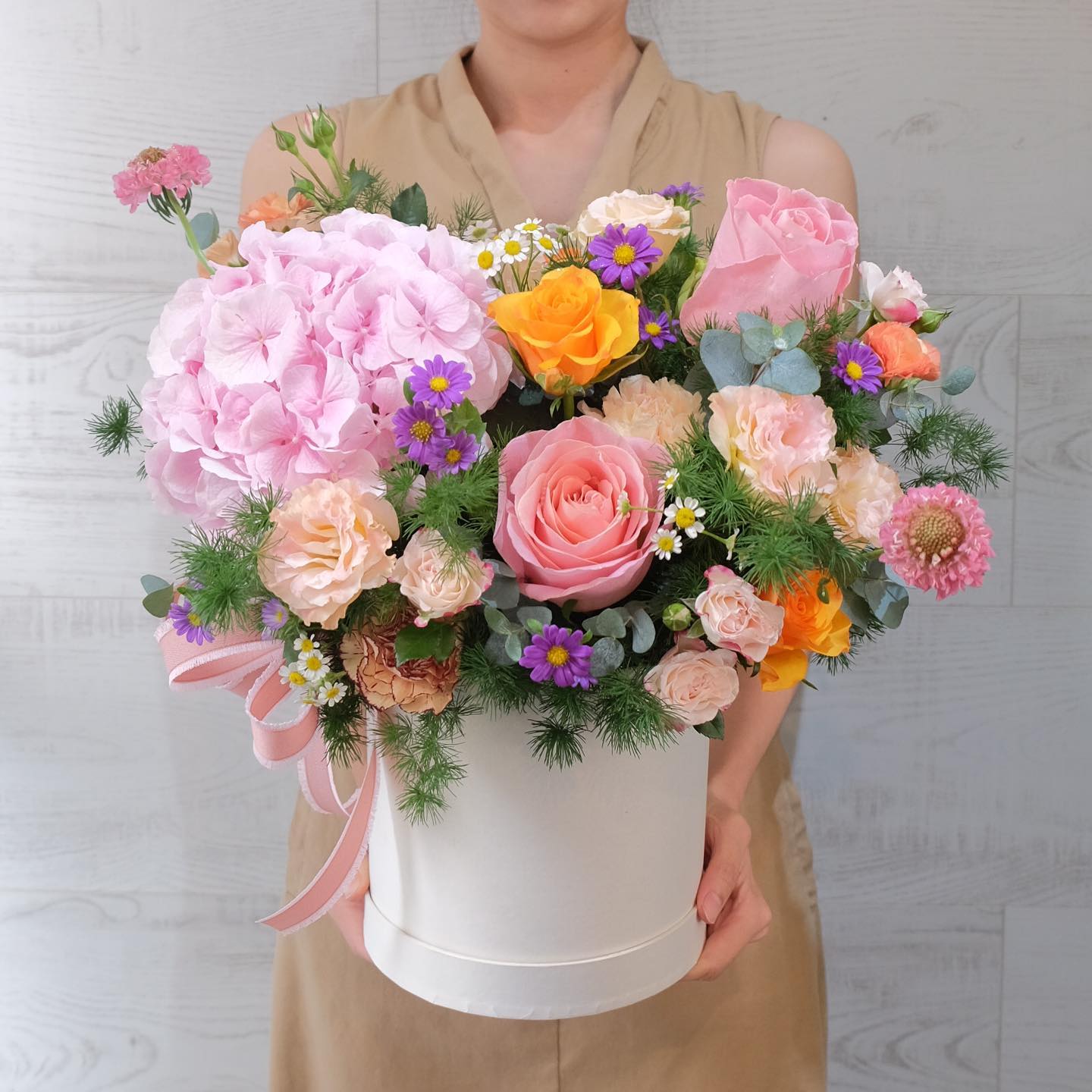 กล่อง พาสเทล หวาน ดอกไม้หลัก ไฮเดรนเยีย กุหลาบ คาร์เนชั่น — ผลงานร้านดอกไม้ Sweetflower by Issaree — ภาพที่ 3 จาก 6