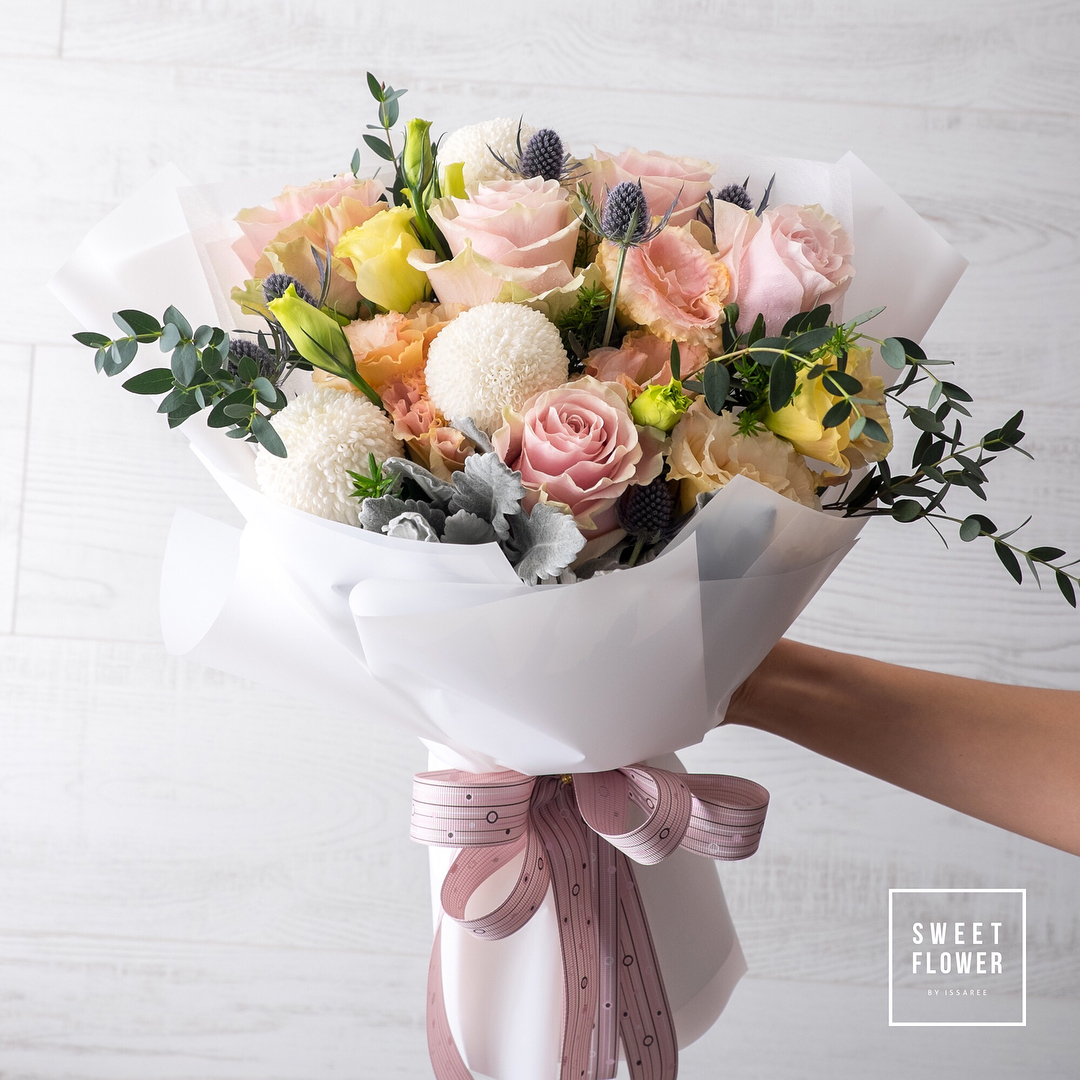 ช่อ พาสเทล หวาน ดอกไม้หลัก กุหลาบ เบญจมาศ/มัม คาร์เนชั่น — ผลงานร้านดอกไม้ Sweetflower by Issaree